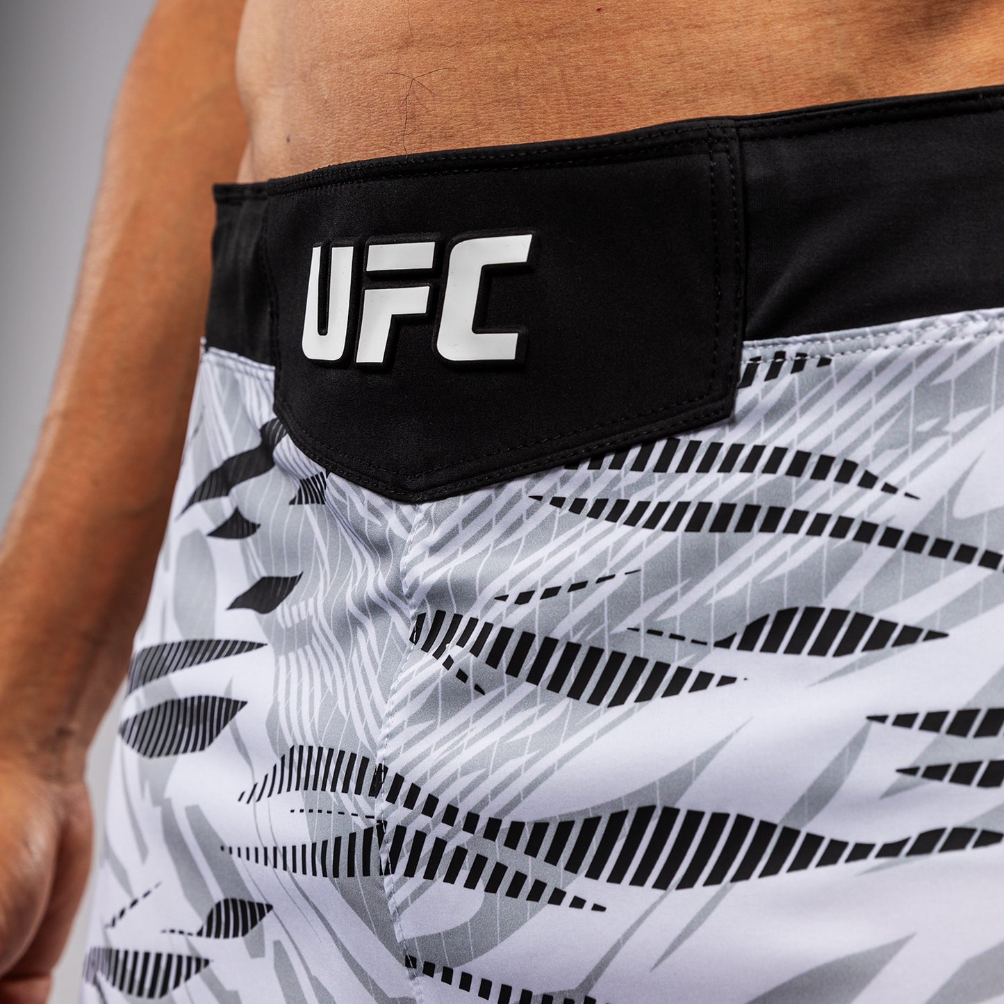 UFC Fusion by Venum Authentic Fight Night Shorts de Lucha para Hombre - Ajuste Corto - Blanco