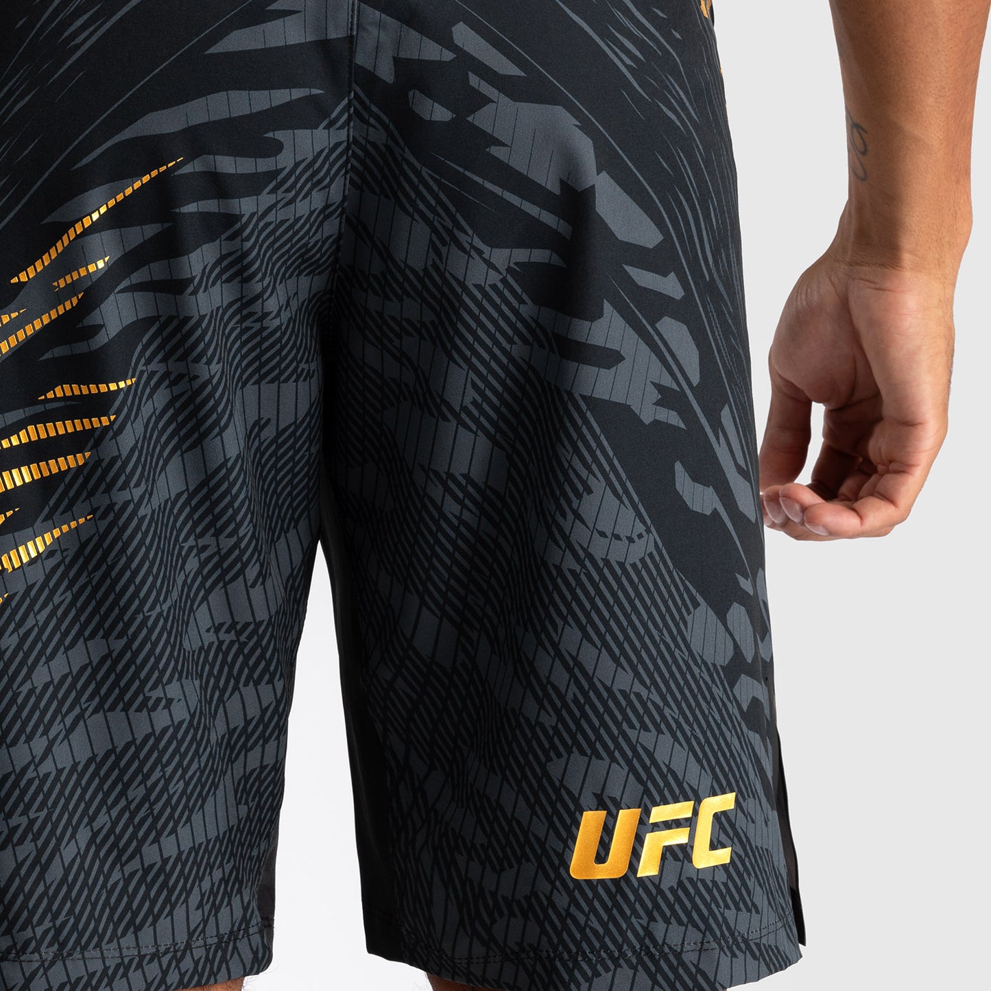 UFC Fusion by Venum Personalizados Authentic Fight Night Shorts de Lucha para Hombre - Ajuste Largo - Campeón