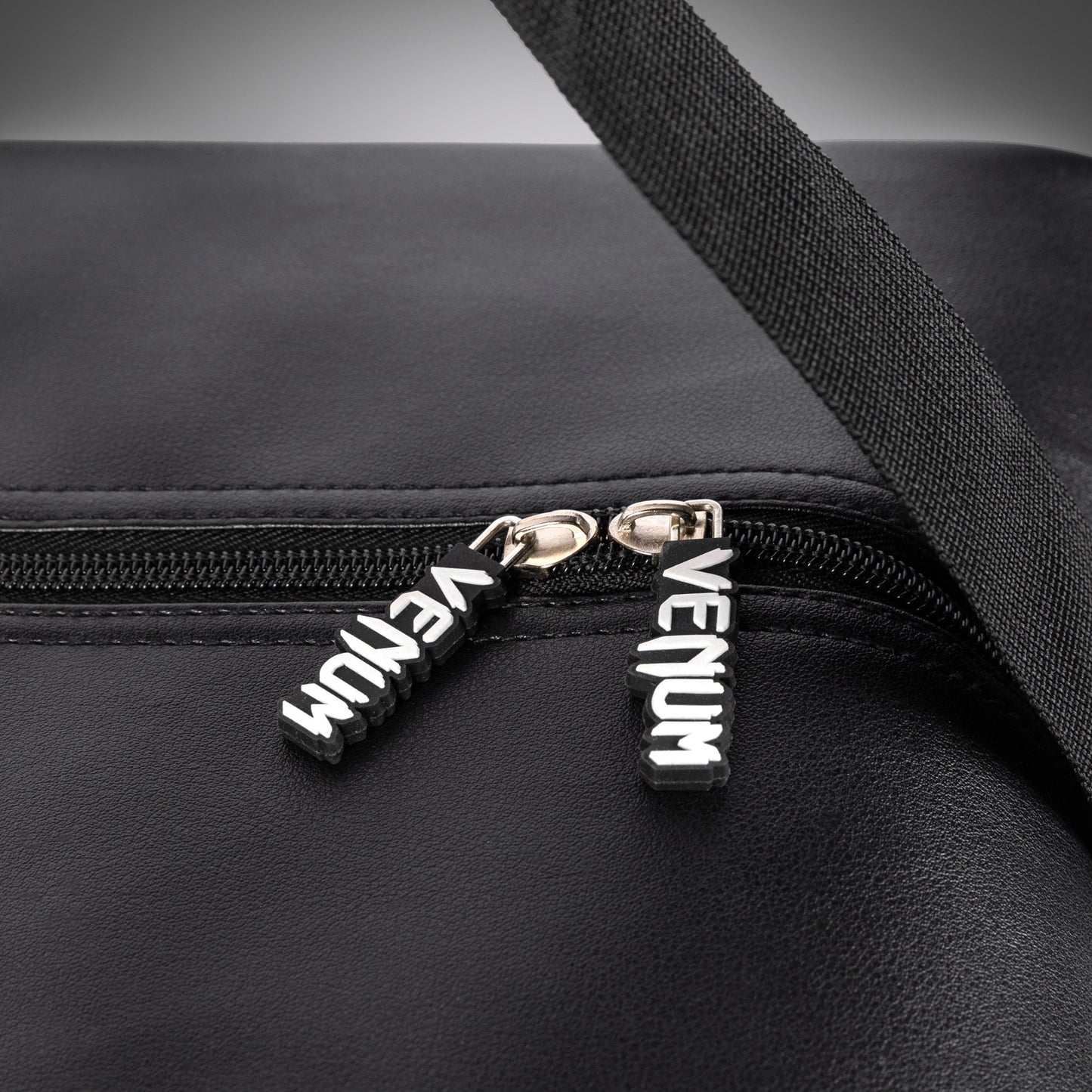 Venum Sport Bag – Negro/Blanco