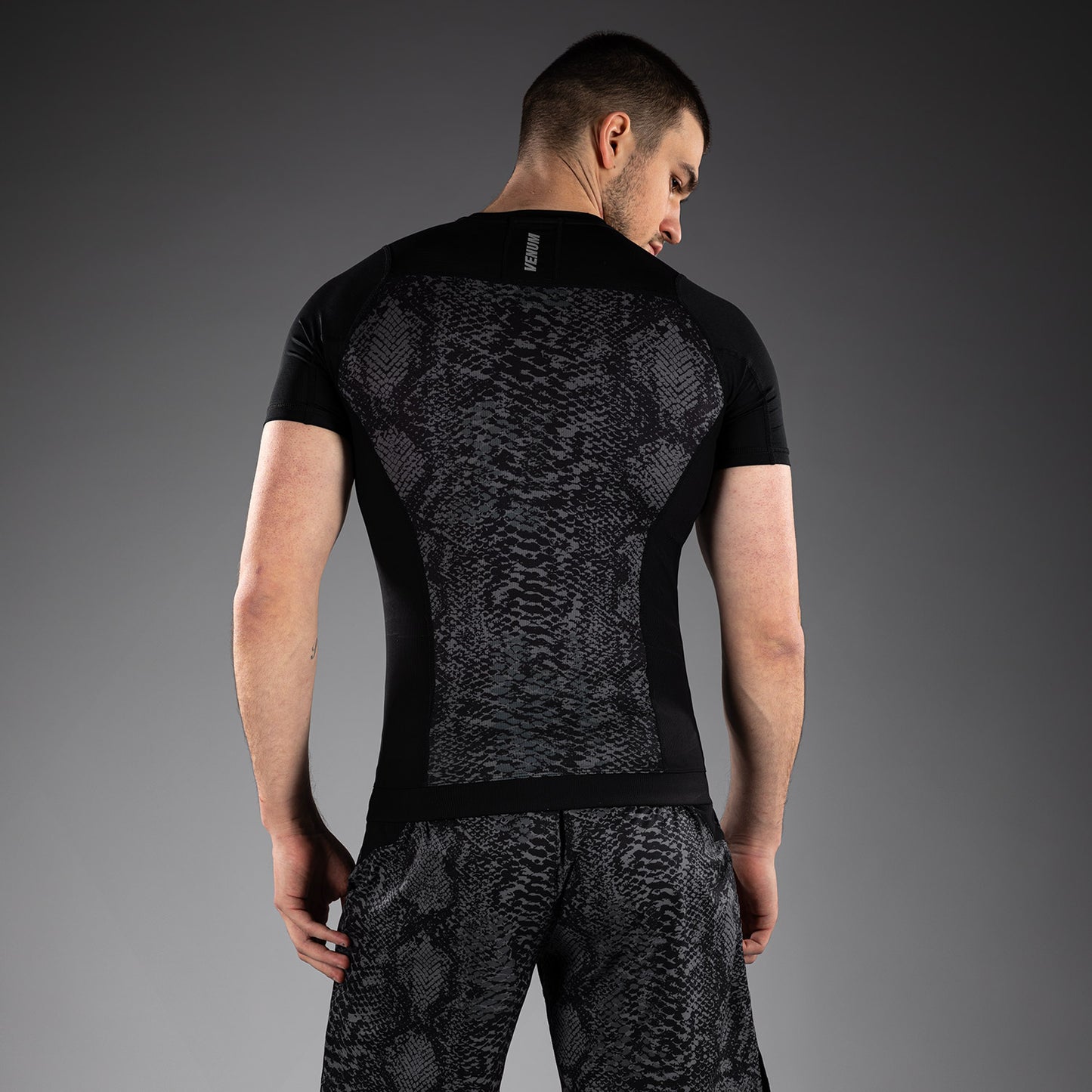 Venum G-Fit Scales Rashguard Manga Corta – Negro/Gris Carbón