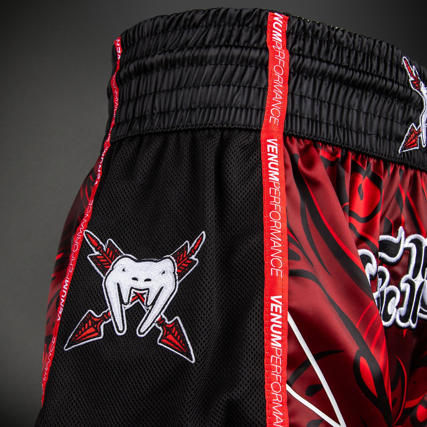 Venum Wolf Atak Short de Muay Thai – Negro/Rojo