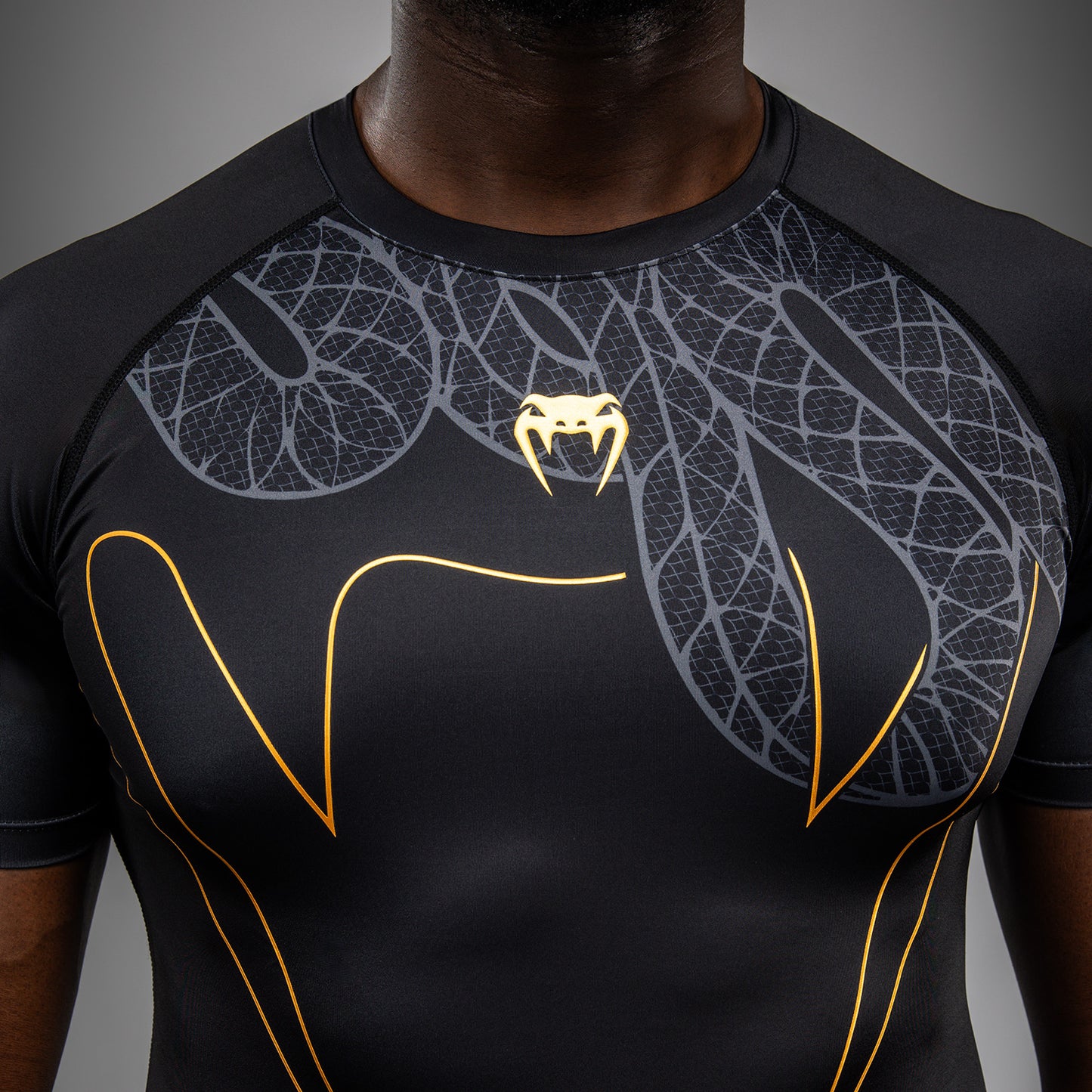 Venum Serpenti Rashguard de Manga Corta – Negro/Plata/Dorado