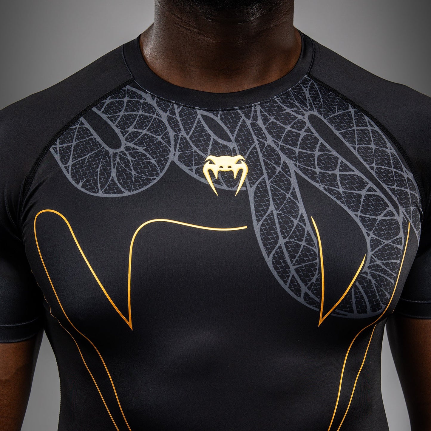 Venum Serpenti Rashguard de Manga Corta – Negro/Plata/Dorado