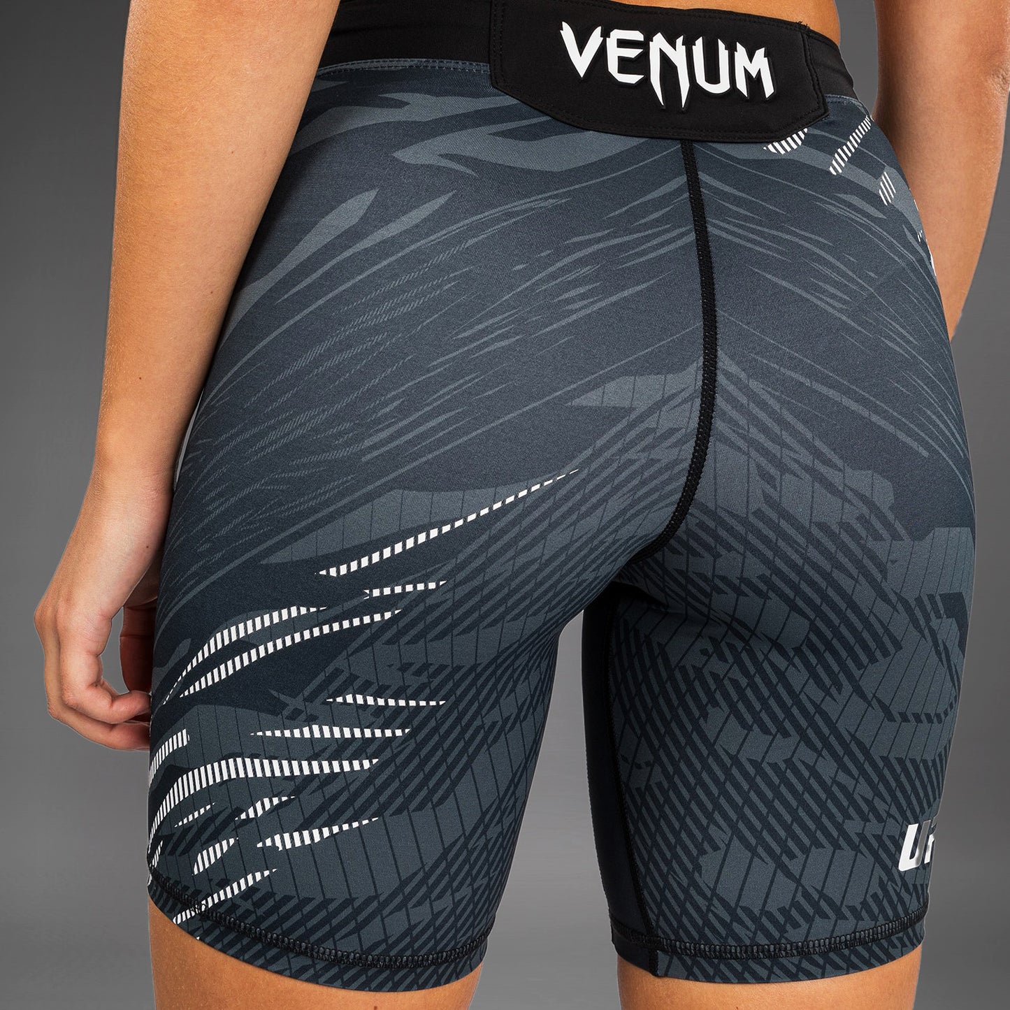 UFC Fusion by Venum Authentic Fight Night Vale Tudo Shorts para Mujer - Ajuste Largo - Negro