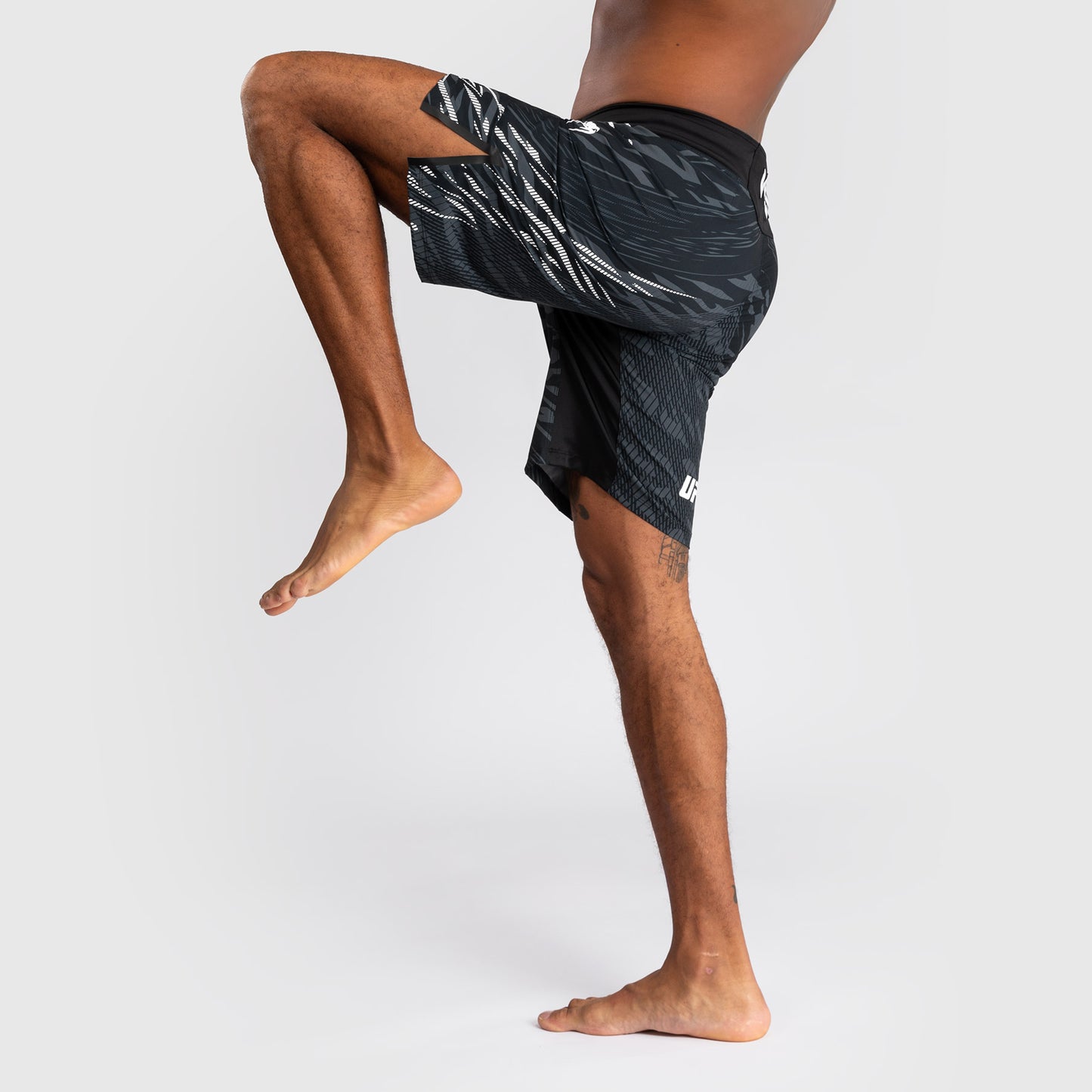 UFC Fusion by Venum Personalizados Authentic Fight Night Shorts de Lucha para Hombre - Ajuste Largo - Negro