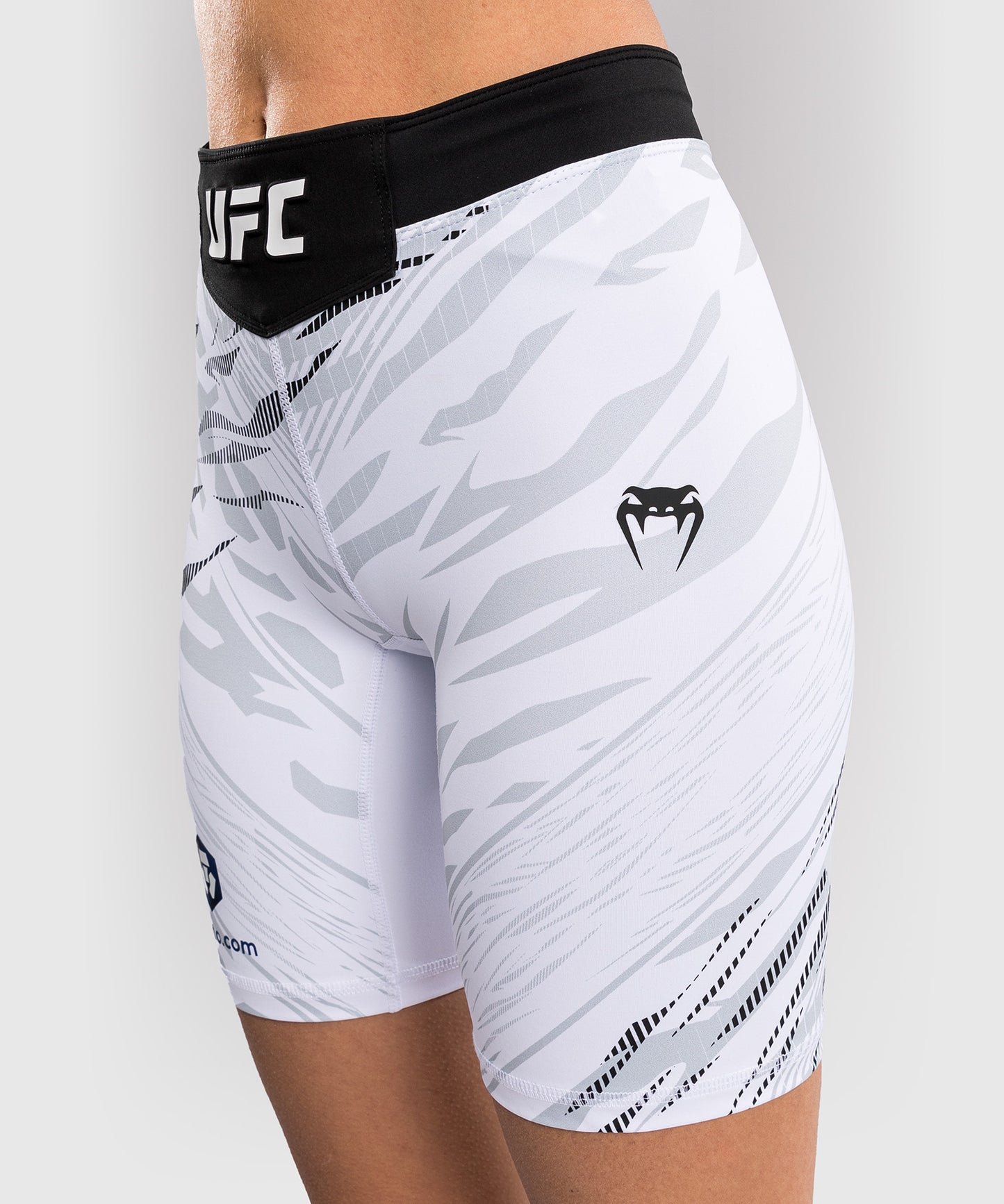 UFC Fusion by Venum Authentic Fight Night Vale Tudo Shorts para Mujer - Ajuste Largo - Blanco