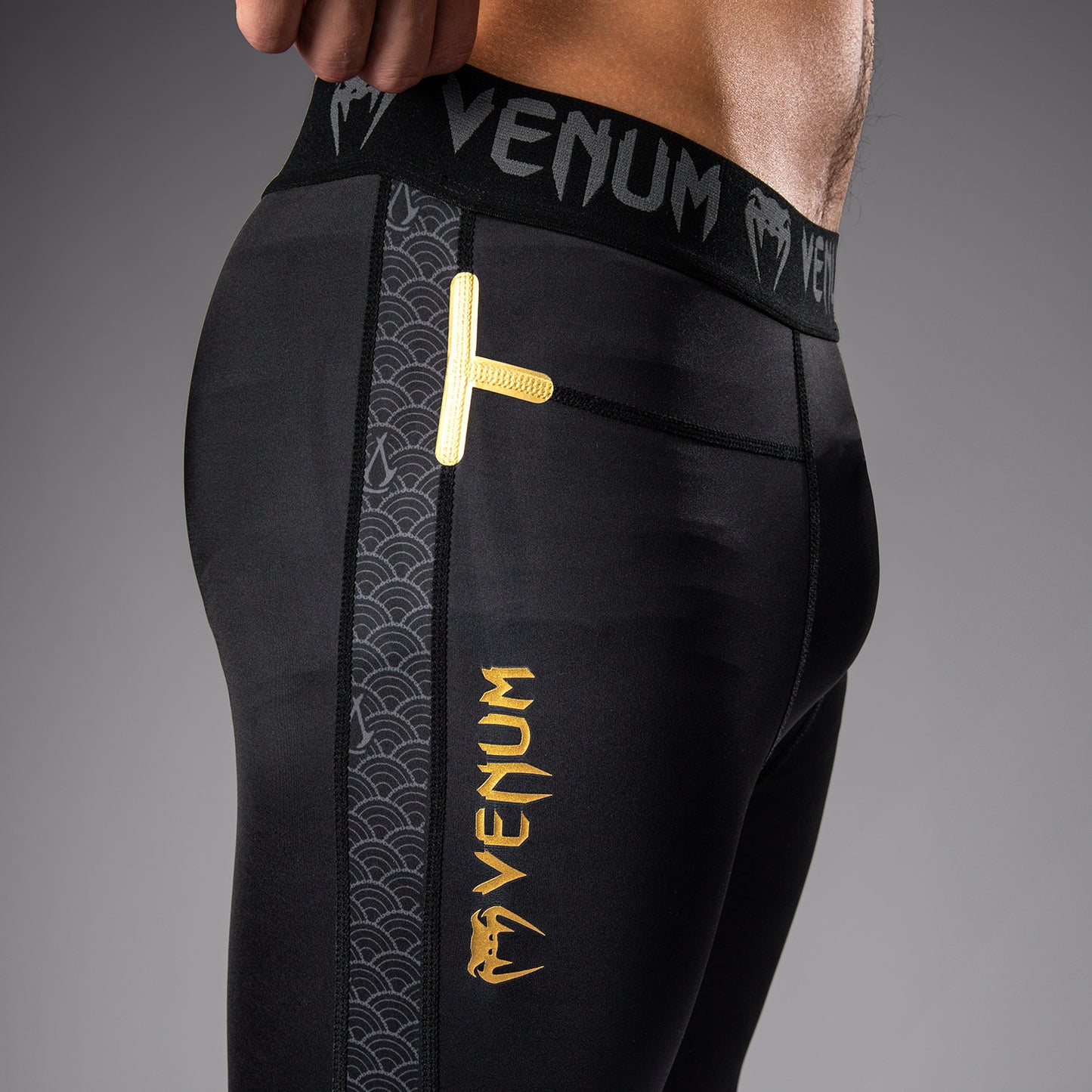Venum x Assassin’s Creed Shadows Polainas de hombre - Negro/Oro