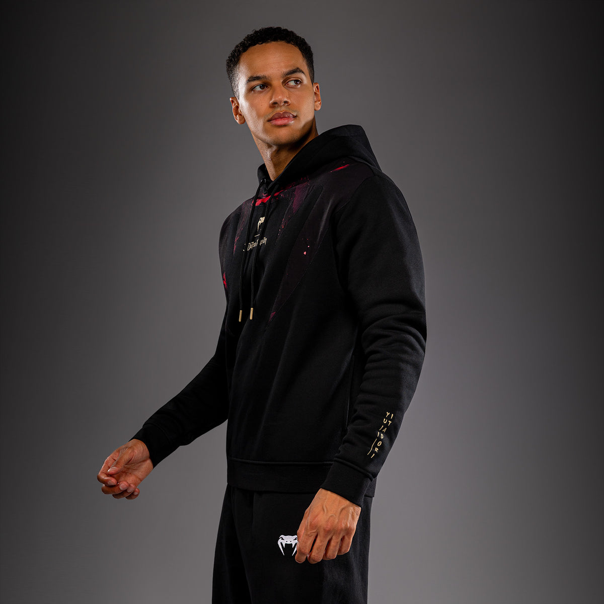 Jujutsu Kaisen x Venum Itadori Sudadera con Capucha  – Negro/Rojo