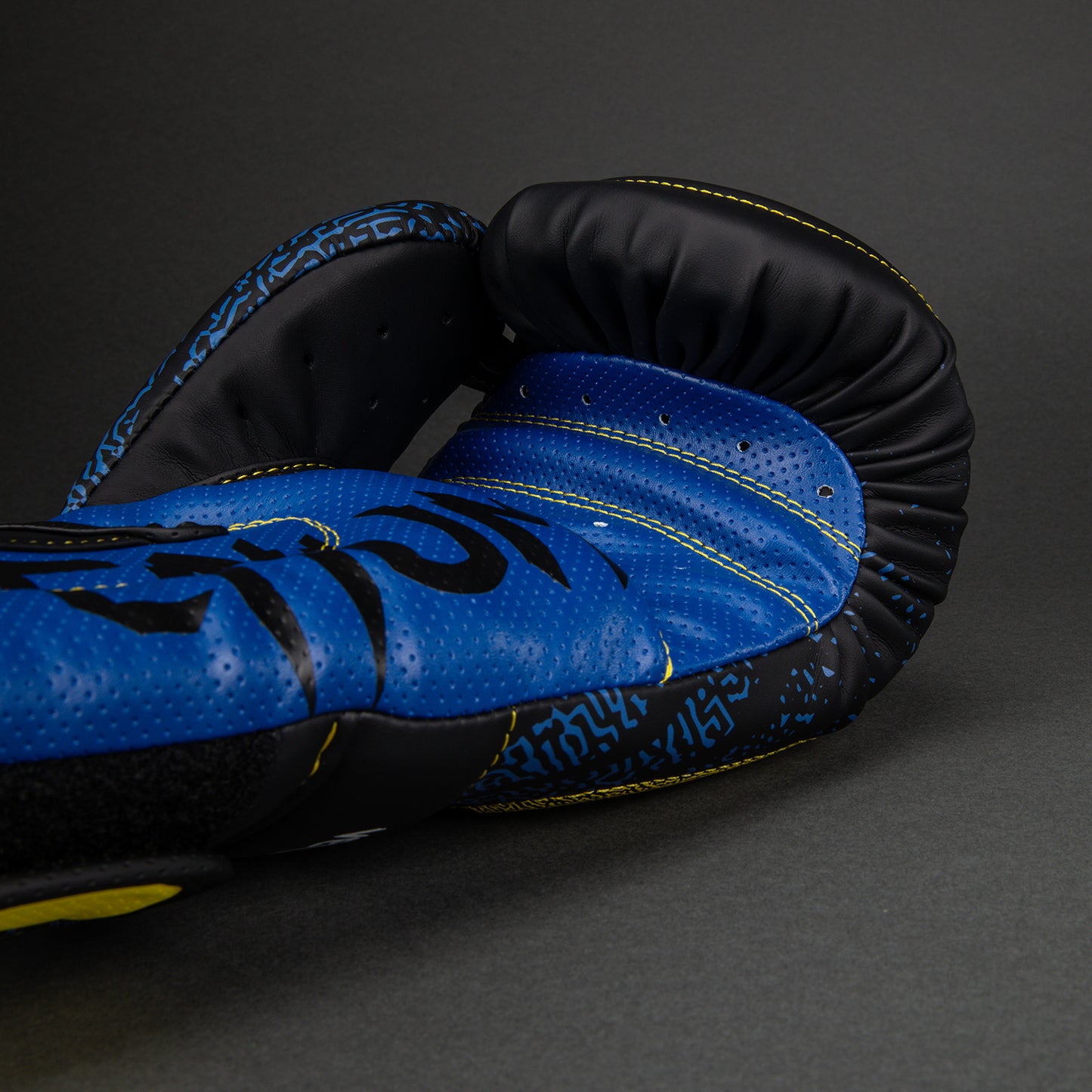 Venum x TEKKEN 8 Guantes de Boxeo King - Negro/Amarillo