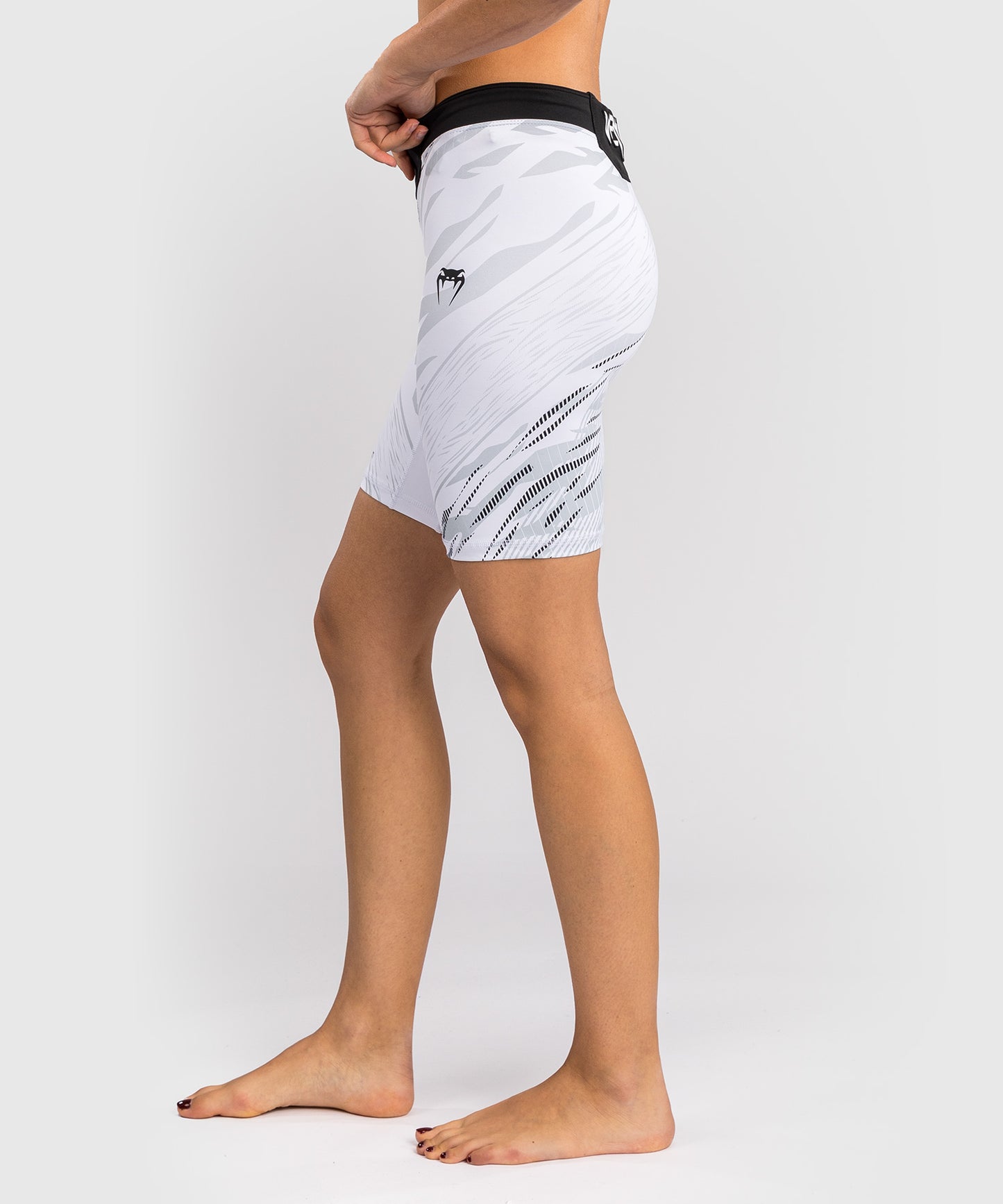 UFC Fusion by Venum Authentic Fight Night Vale Tudo Shorts para Mujer - Ajuste Largo - Blanco