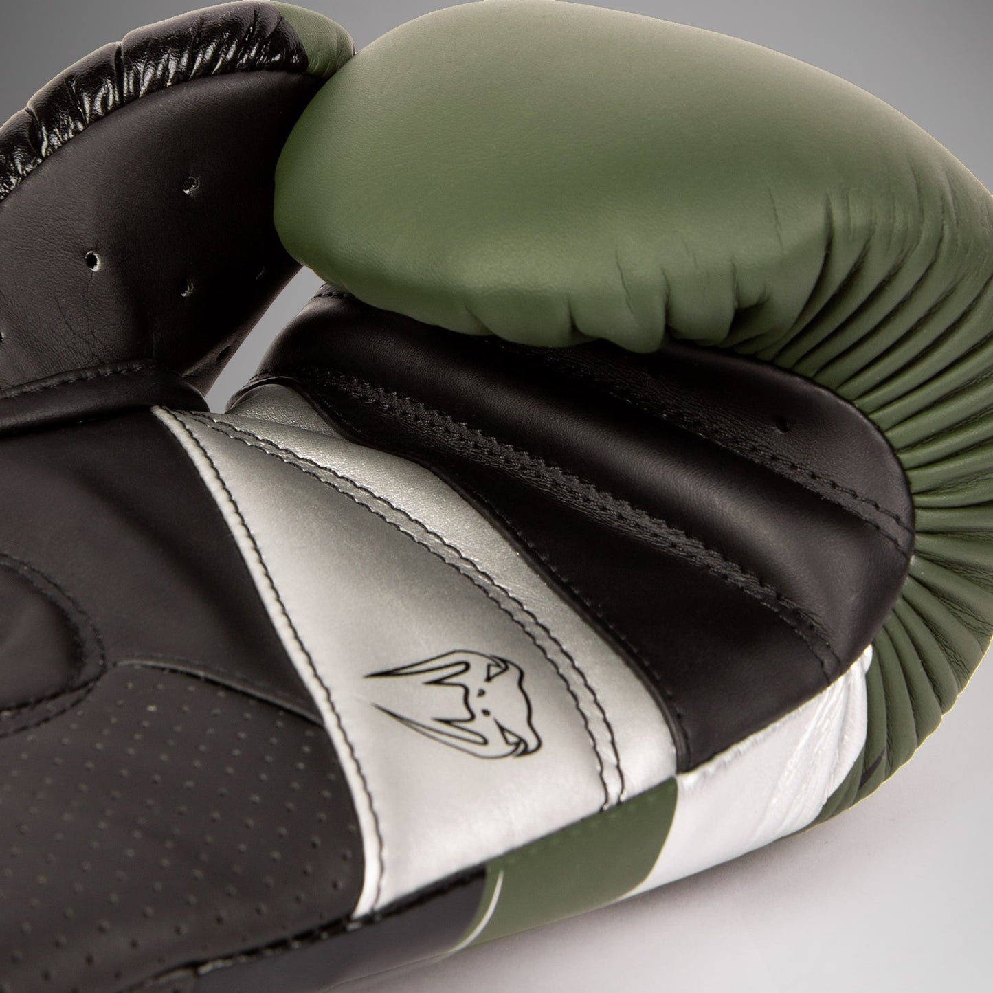 Guantes de boxeo Venum Elite Evo - Caqui/Plateado