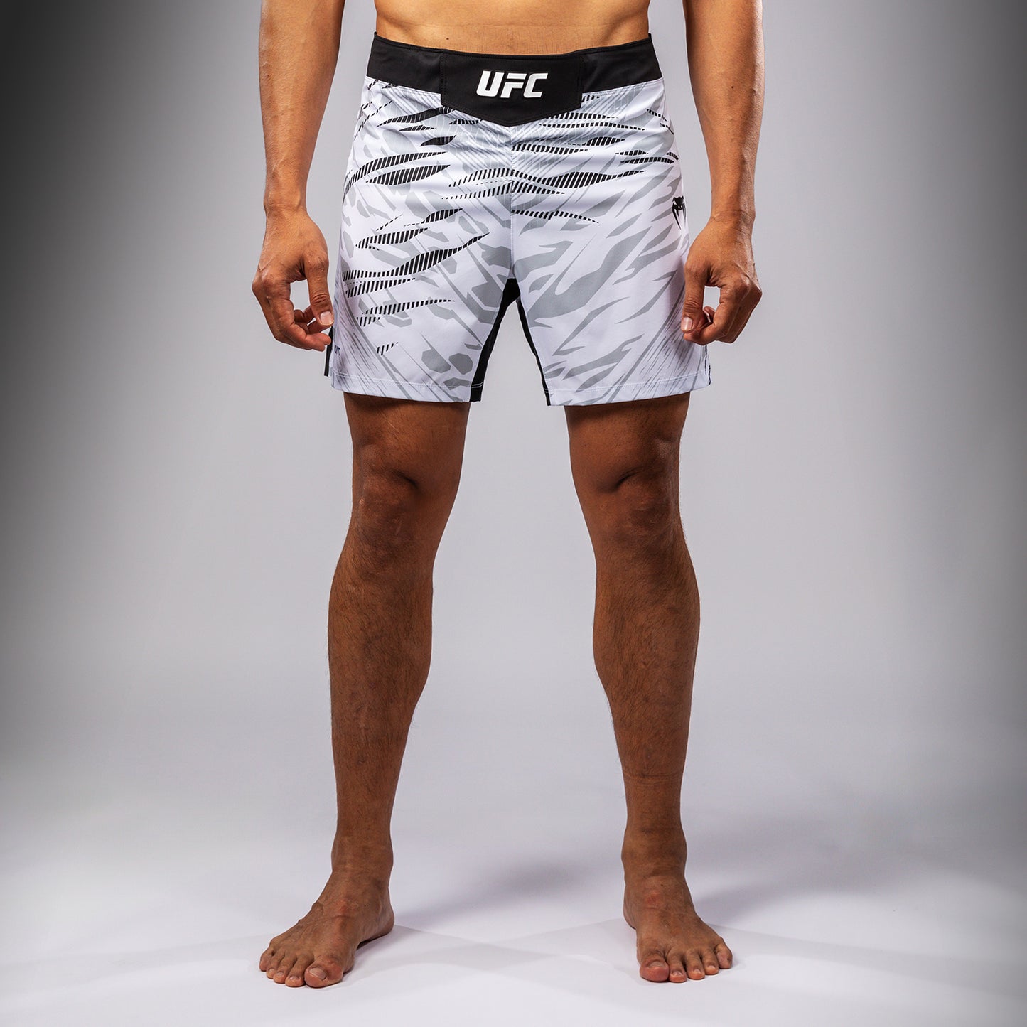 UFC Fusion by Venum Authentic Fight Night Shorts de Lucha para Hombre - Ajuste Corto - Blanco