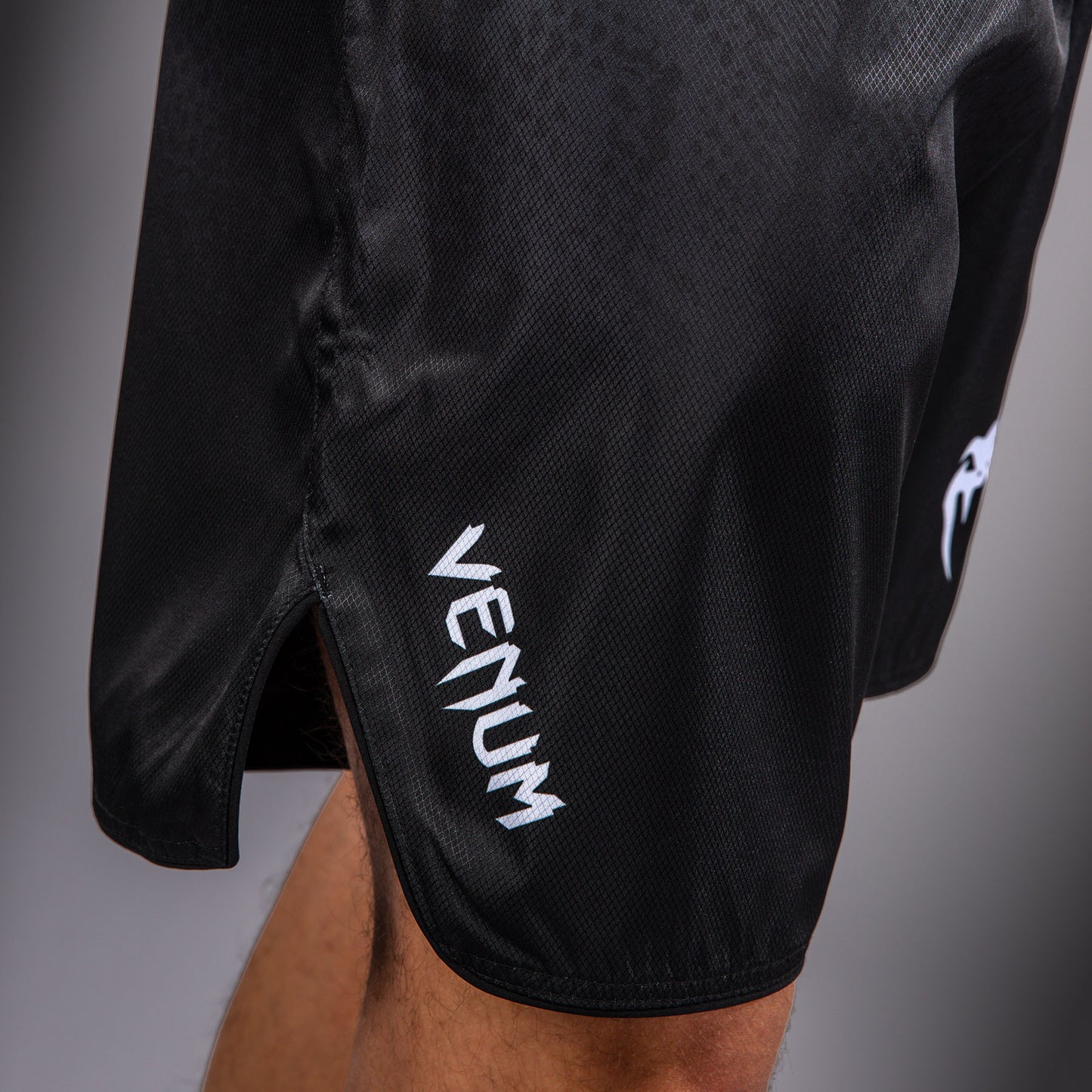 Venum Black Viper Short de Combate – Negro