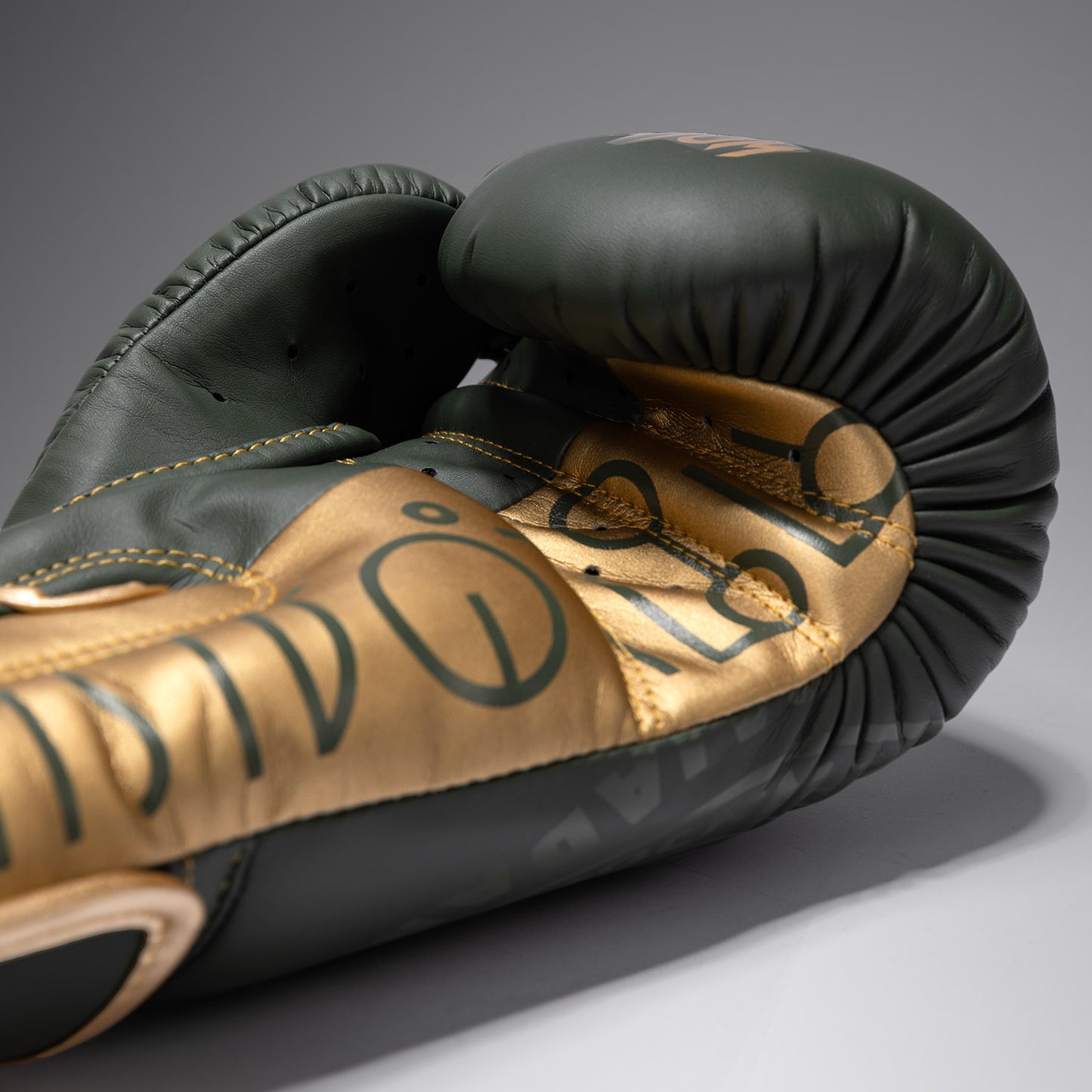 Venum x Rajadamnern Guantes de Boxeo - Verde Militar