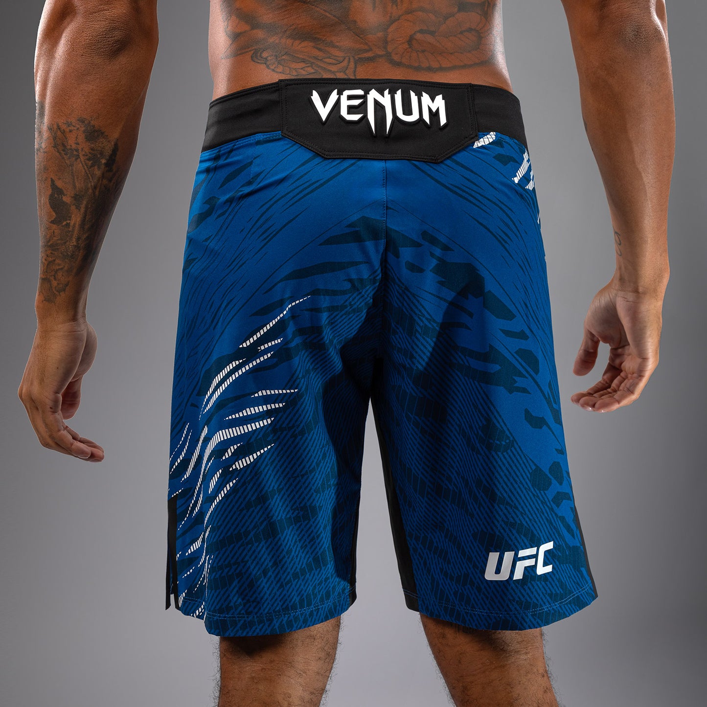 UFC Fusion by Venum Authentic Fight Night Shorts de Lucha para Hombre - Ajuste Largo - Azul