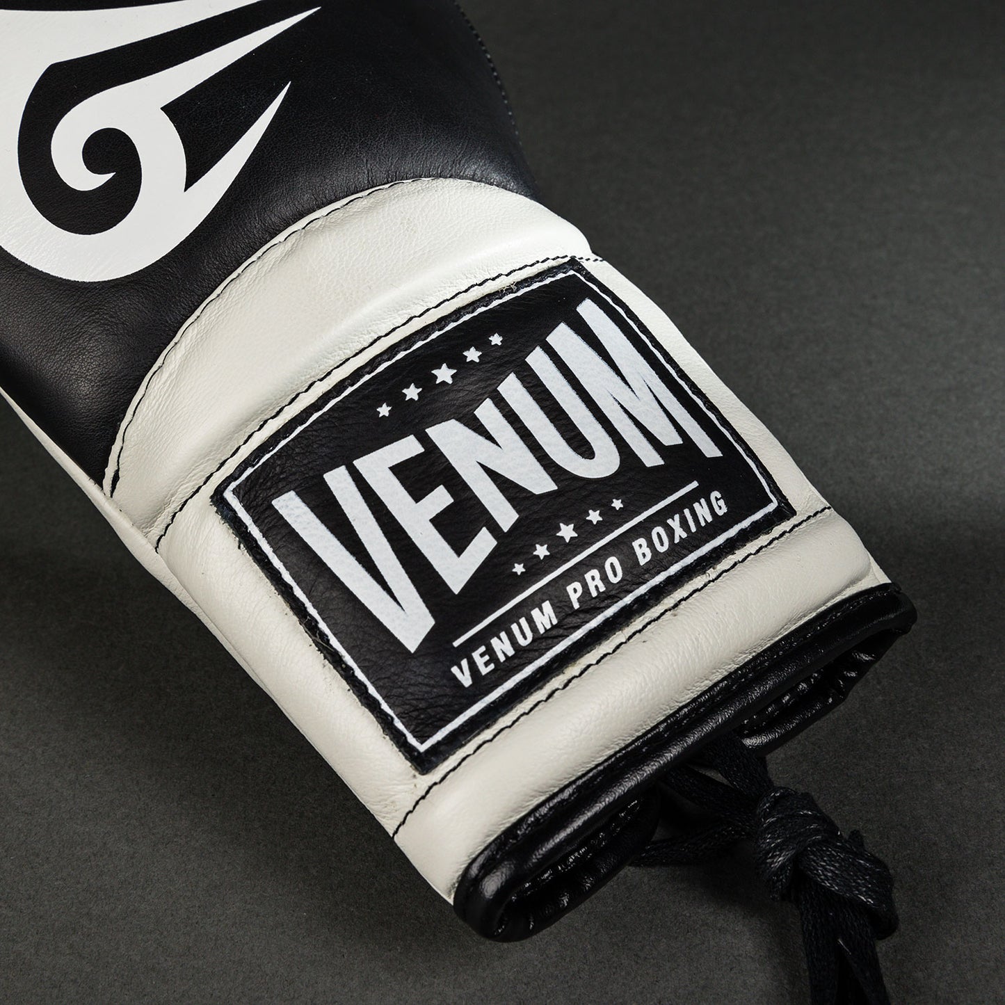Venum Giant 2.0 Mike Tyson Pro Guantes de Boxeo con Cordones - Negro Profundo/Blanco Óptico