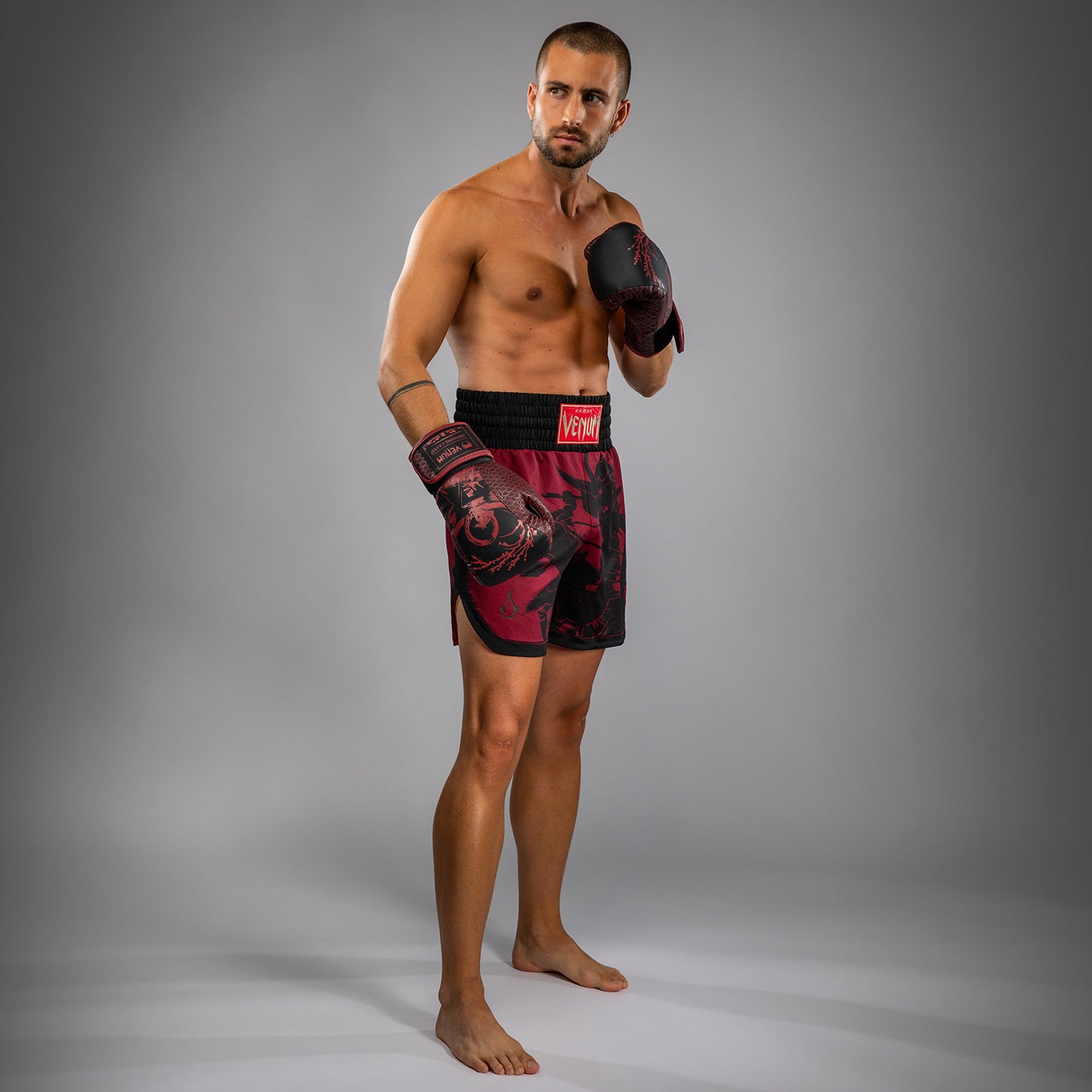 Venum x Assassin’s Creed Shadows Pantalones de Boxeo para Hombre - Burdeos/Negro