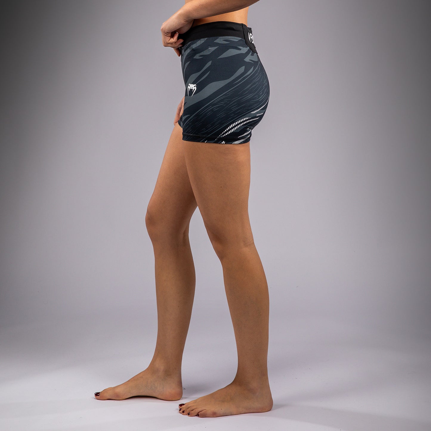 UFC Fusion by Venum Authentic Fight Night Vale Tudo Shorts para Mujer - Ajuste Corto - Negro