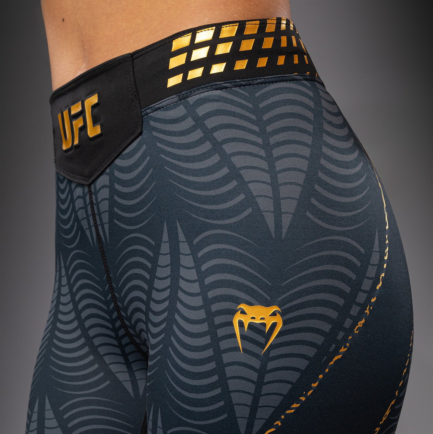 UFC Zenith by Venum Authentic Fight Night Short Vale Tudo ajuste corto Mujer - Champion