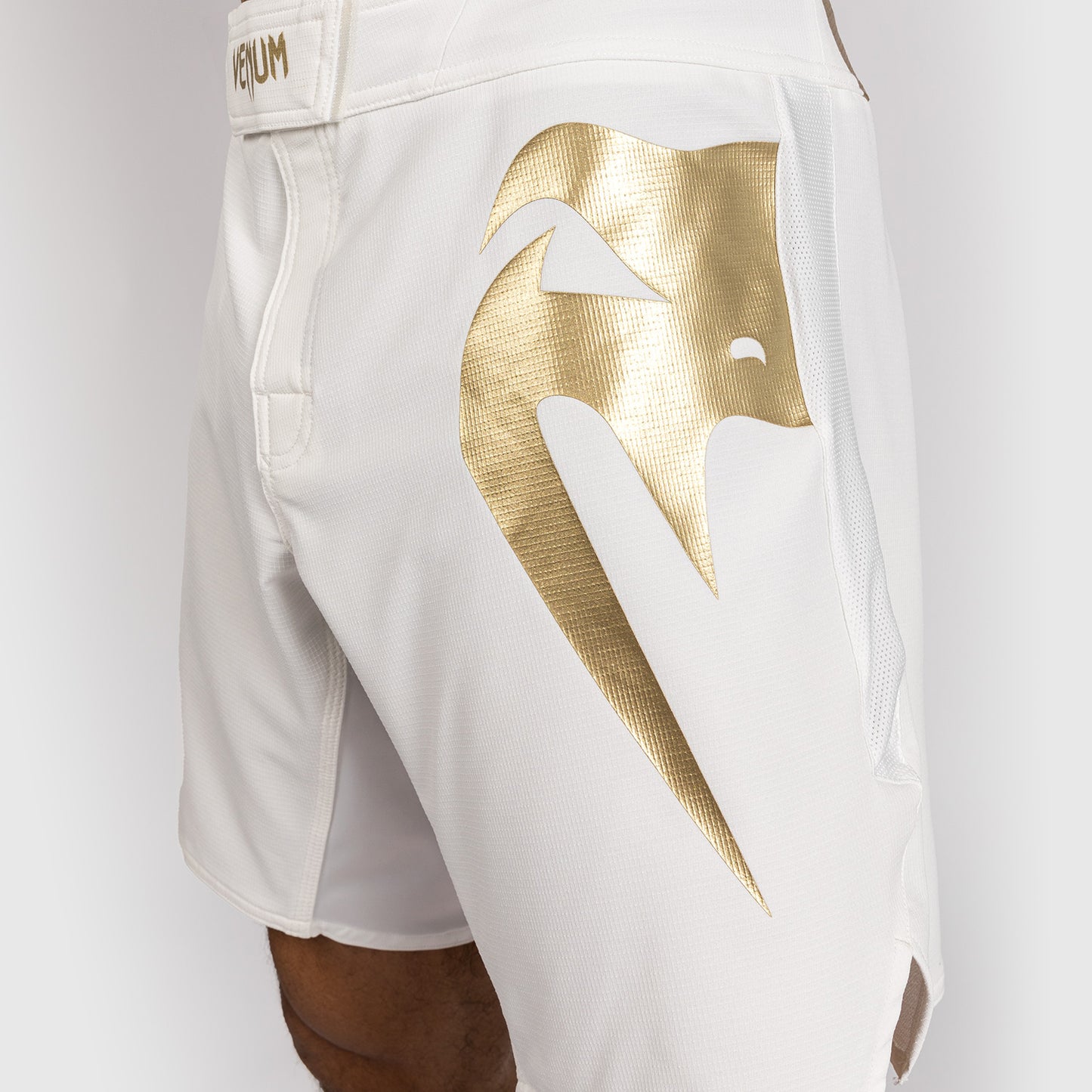 Venum Light 5.0 Pantalón Corto de Lucha - Blanco/Oro