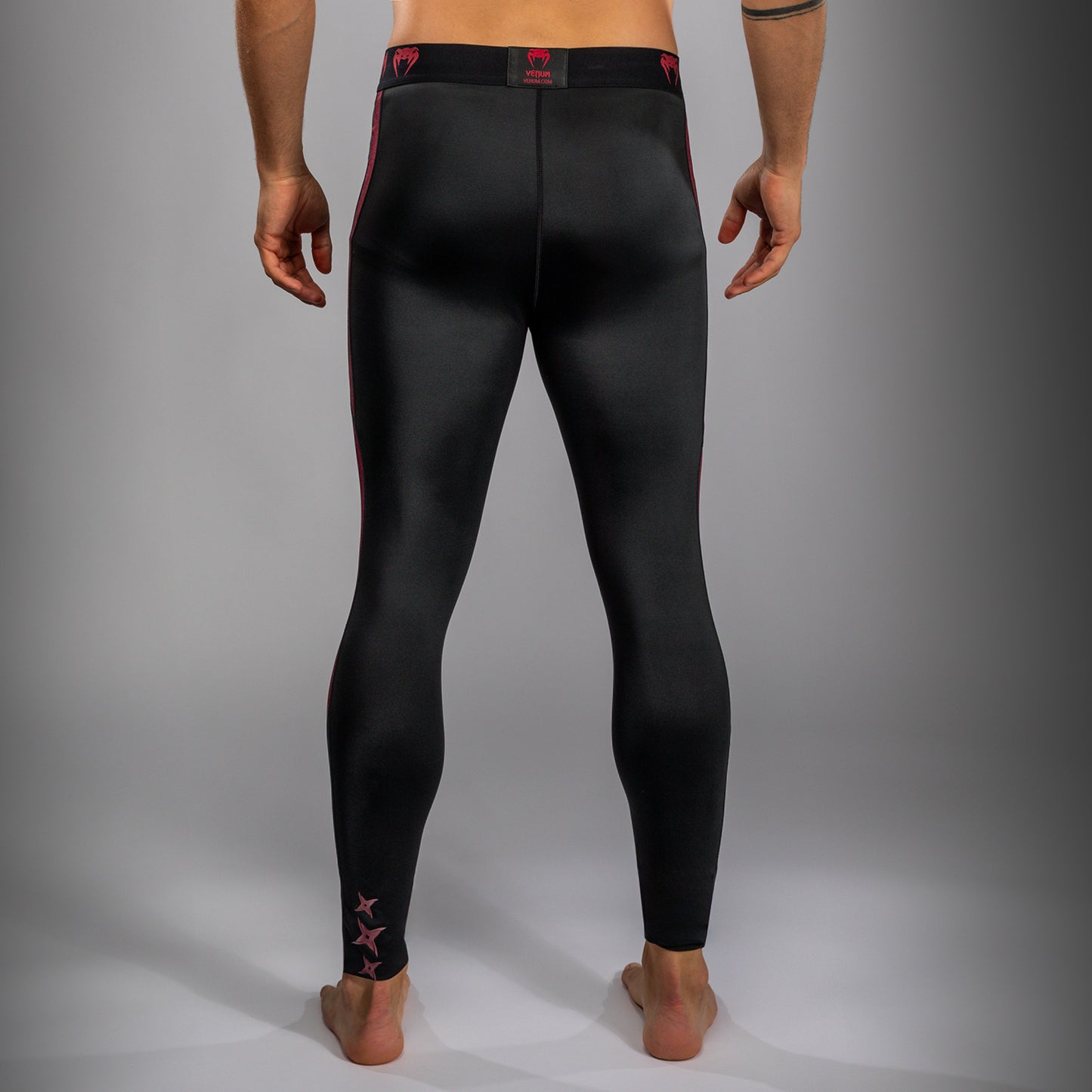 Venum x Assassin’s Creed Shadows Mallas para Hombre - Burdeos/Negro.