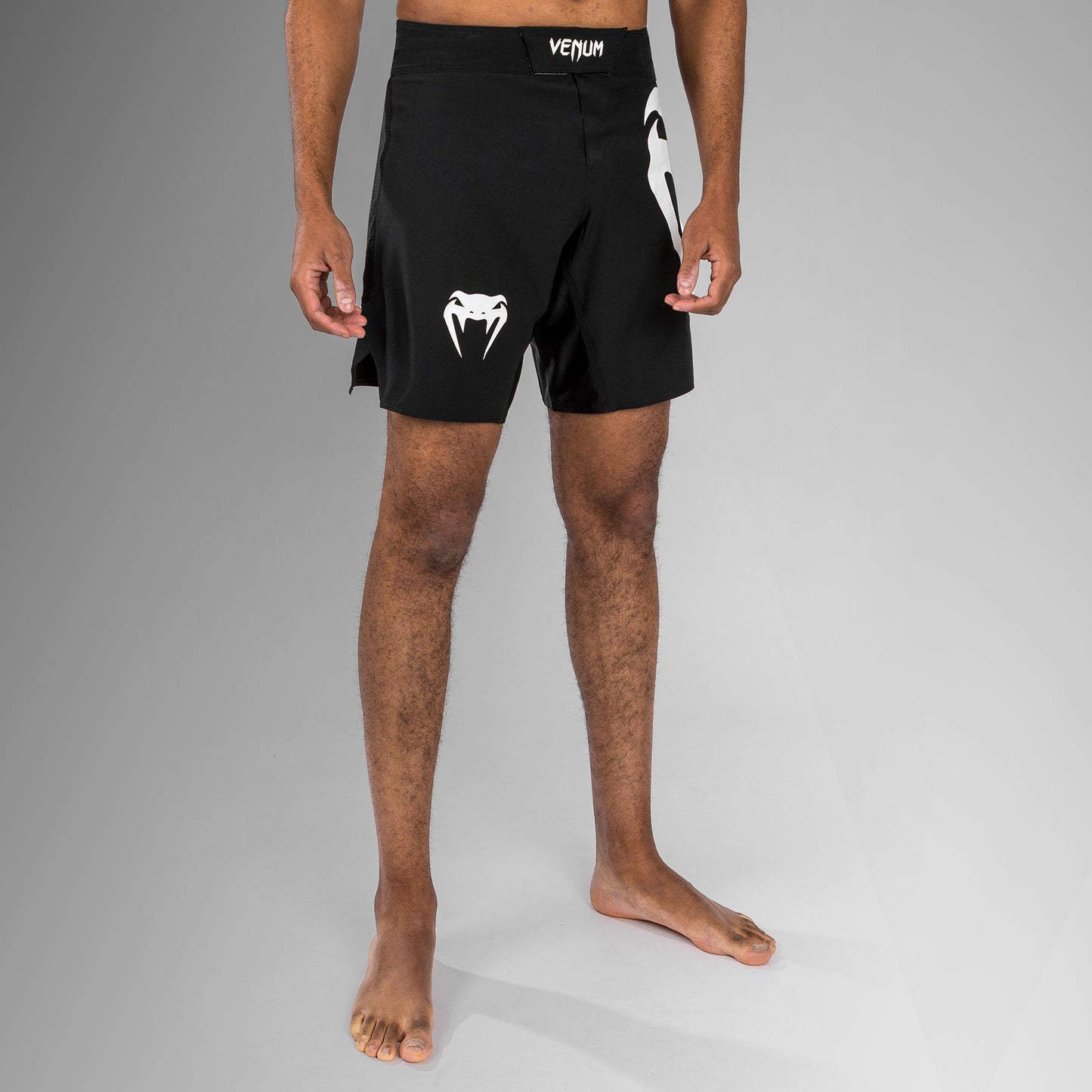Venum Light 5.0 Pantalones cortos de lucha - Negro/Blanco