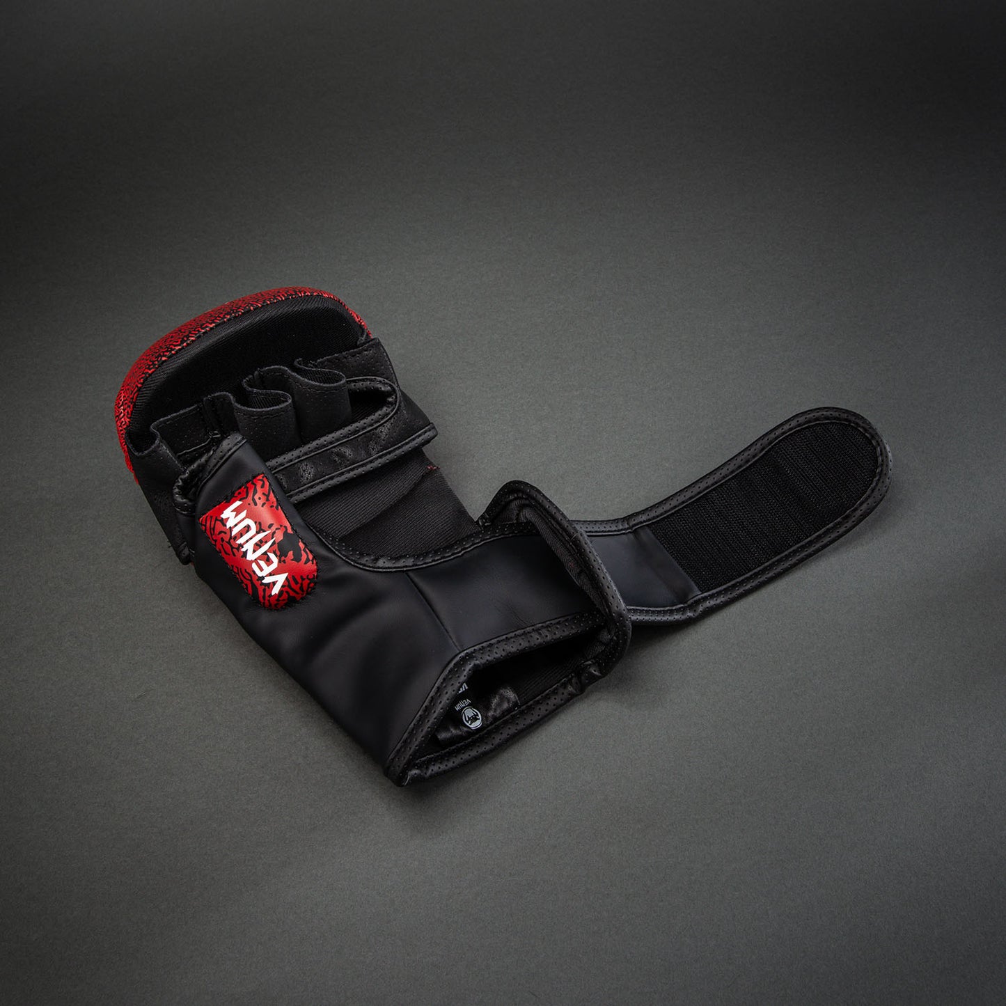 Venum x TEKKEN 8 Guantes de sparring Kazuya - Rojo/Negro