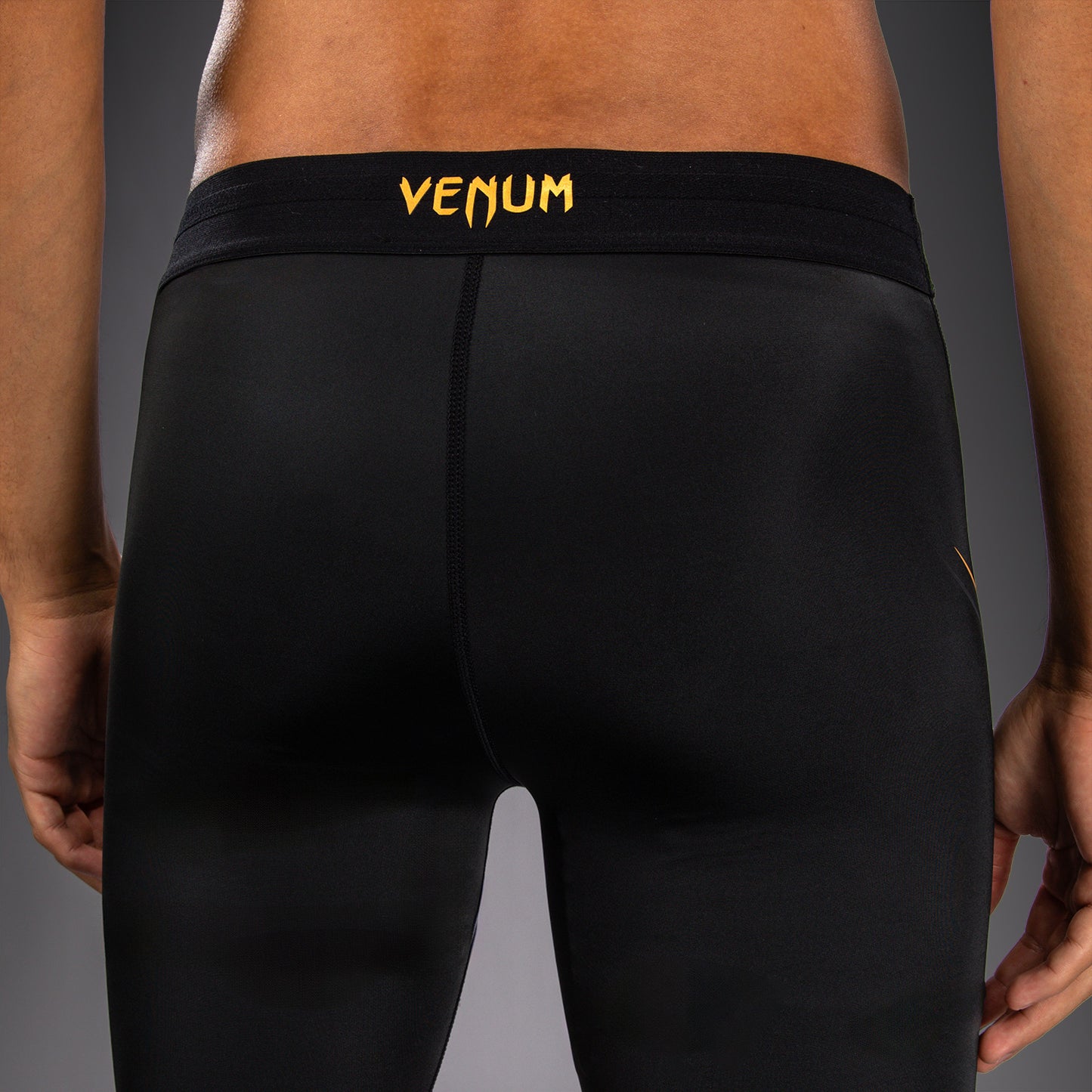 Venum G-Core Pantalón Corto de Compresión - Negro/Oro