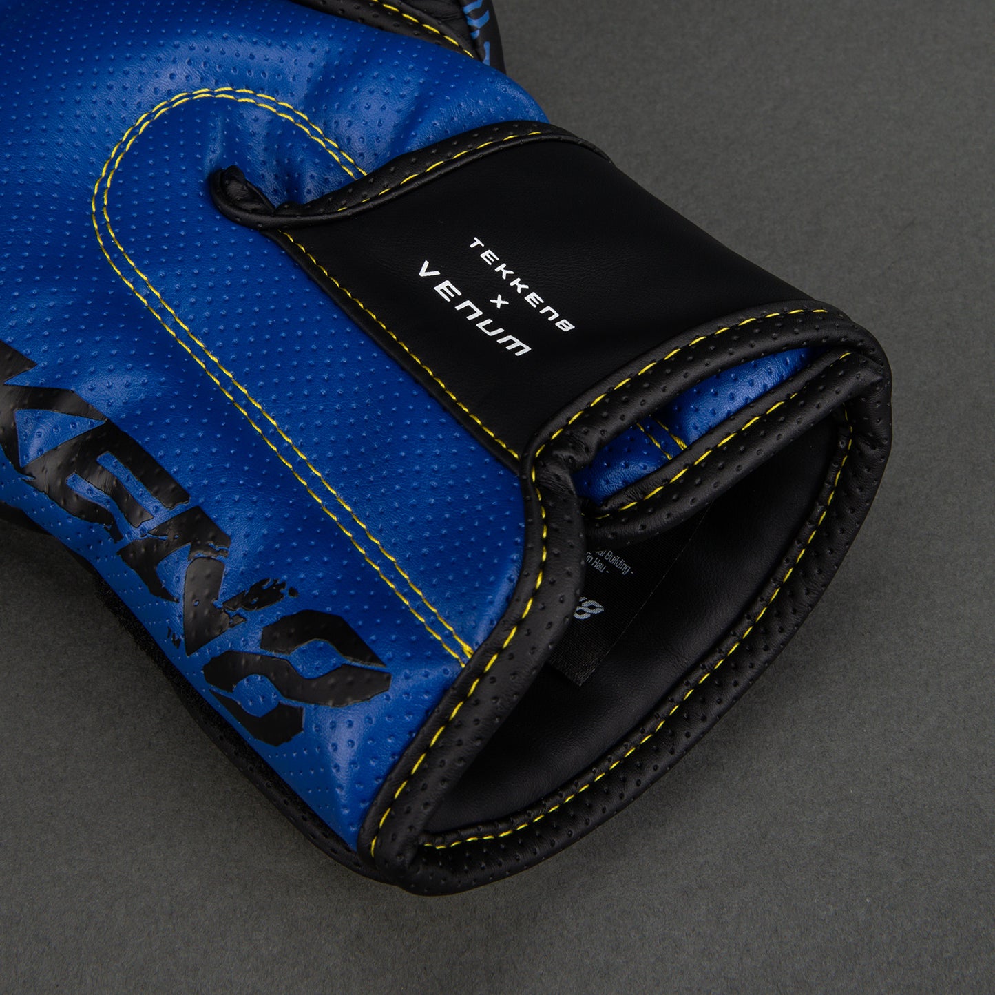 Venum x TEKKEN 8 Guantes de Boxeo King - Negro/Amarillo