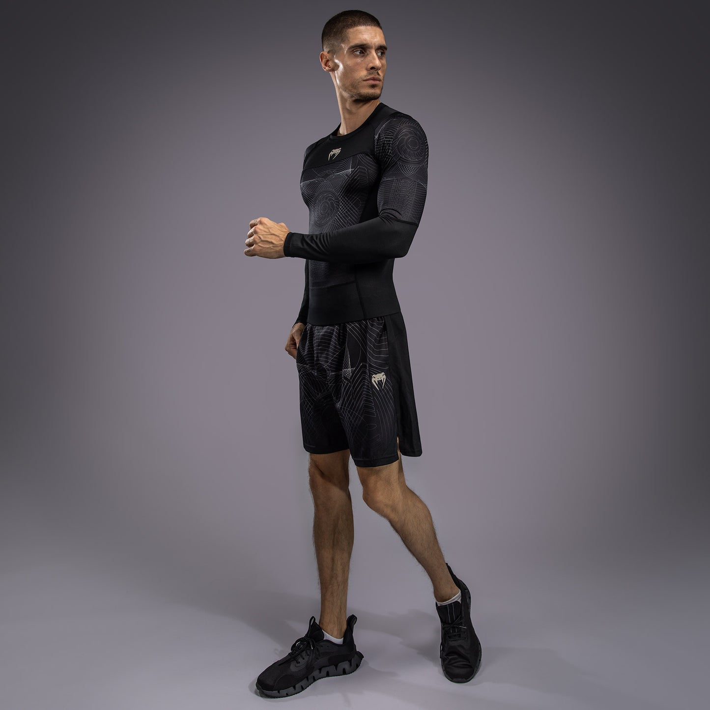 Venum G-Fit Air Rashguard de Manga Larga para Hombre - Negro Profundo/Arena del desierto