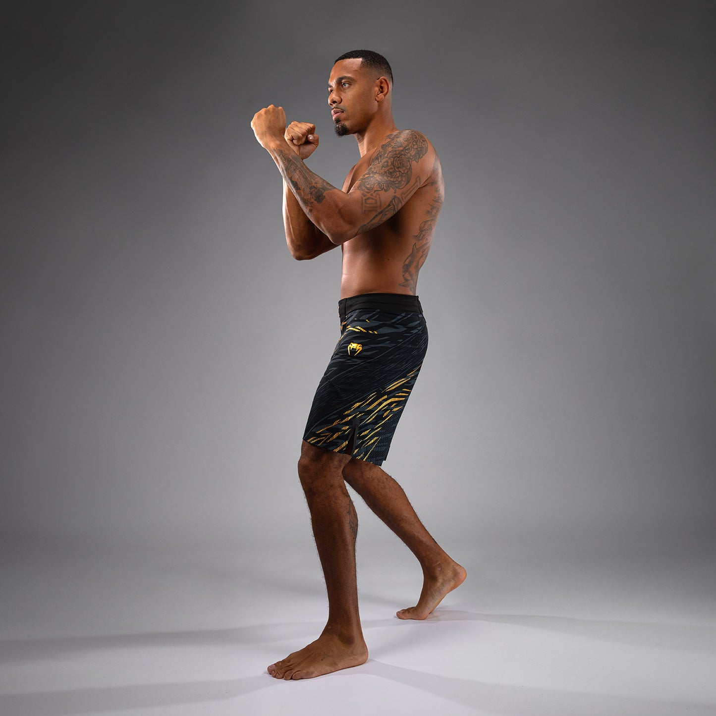 UFC Fusion by Venum Authentic Fight Night Shorts de Lucha para Hombre - Ajuste Largo - Champion