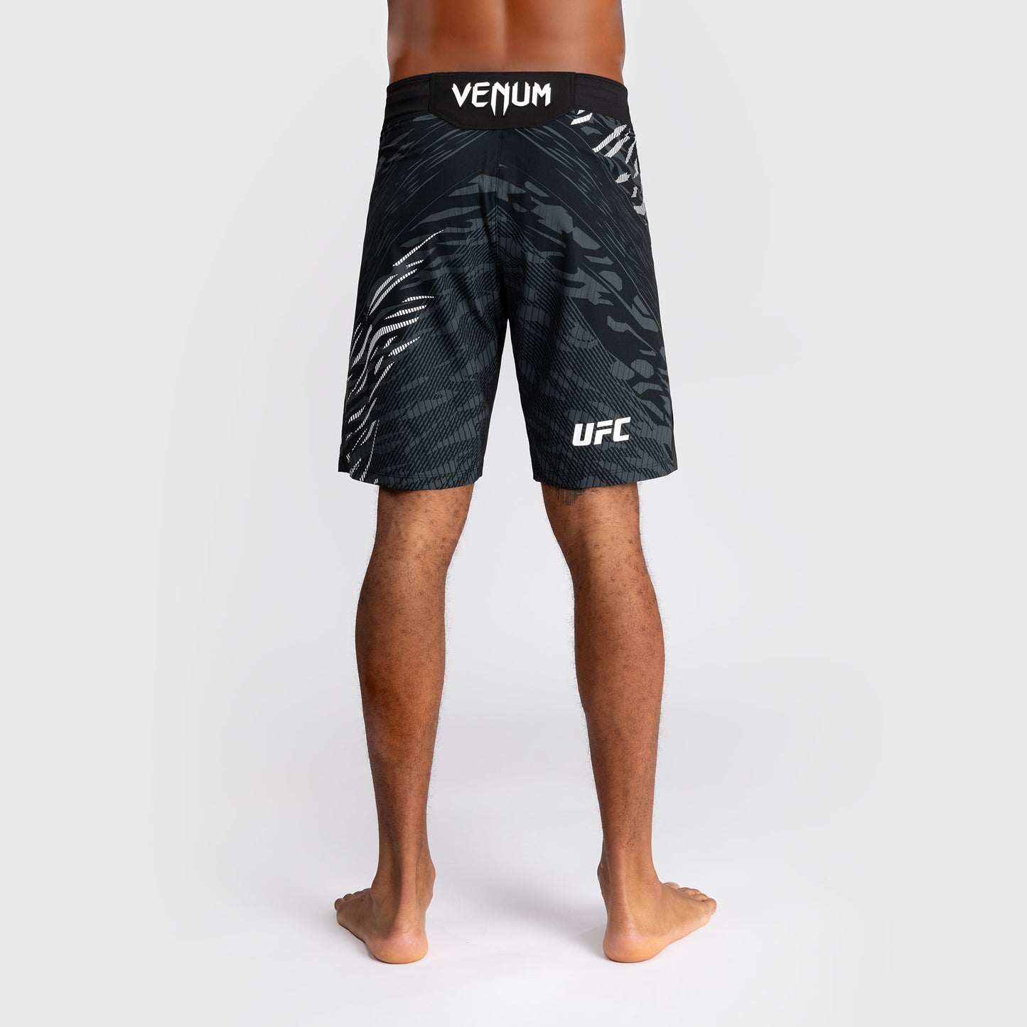 UFC Fusion by Venum Personalizados Authentic Fight Night Shorts de Lucha para Hombre - Ajuste Largo - Negro