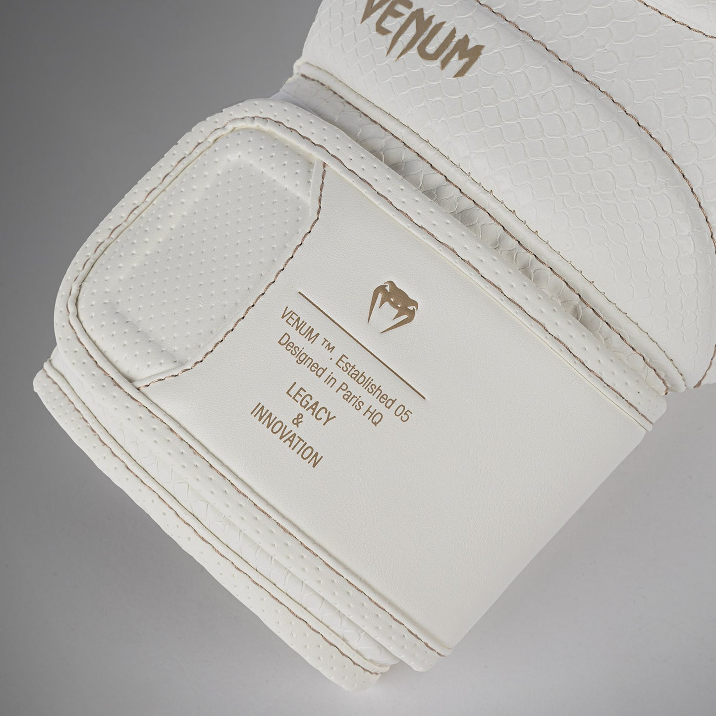 Venum Impact Evo Scales Guantes de Boxeo – Marfil