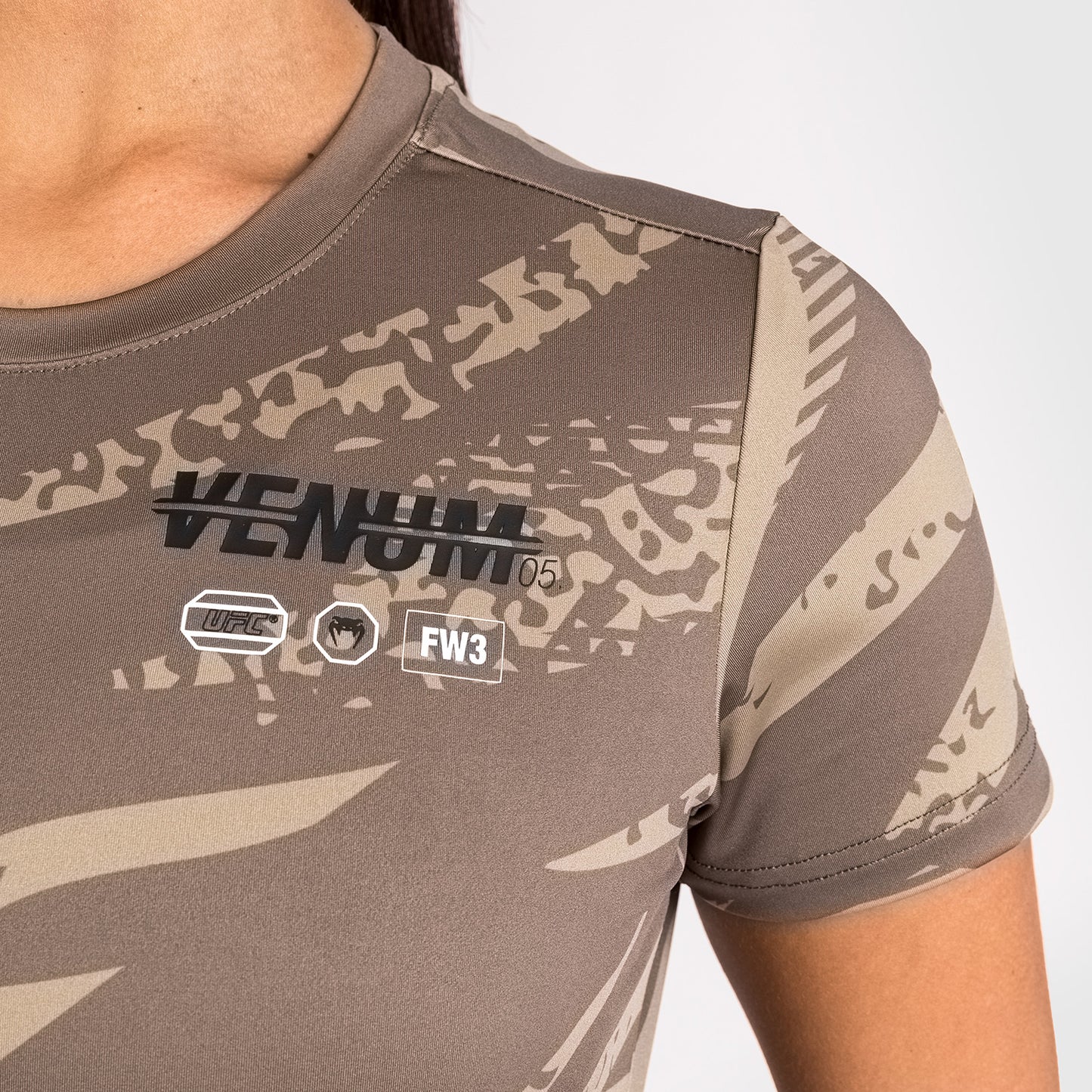 UFC Adrenaline By Venum Fight Week Camiseta de Mujer Dry-Tech - Desert Camo