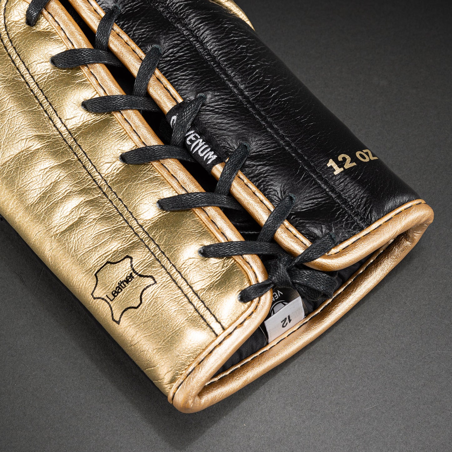 Guantes de boxeo profesionales Venum Hammer con cordones - Negro/Dorado