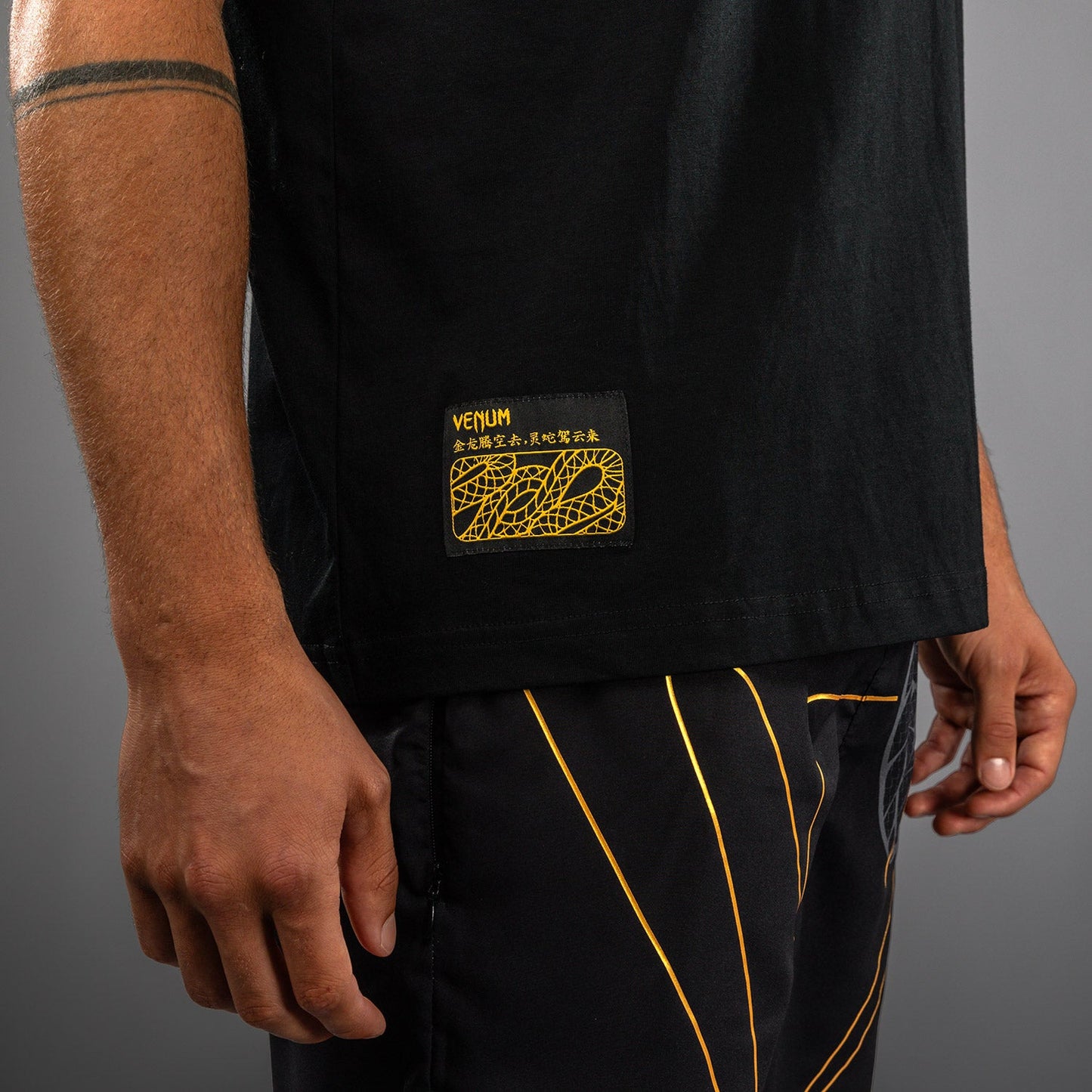 Venum Serpenti Camiseta – Negro/Plata/Dorado