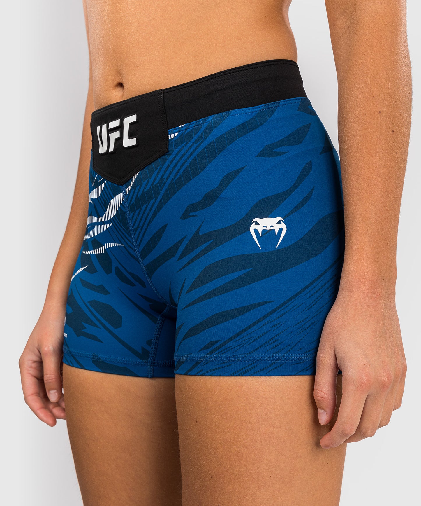 UFC Fusion by Venum Authentic Fight Night Vale Tudo Shorts para Mujer - Ajuste Corto - Azul