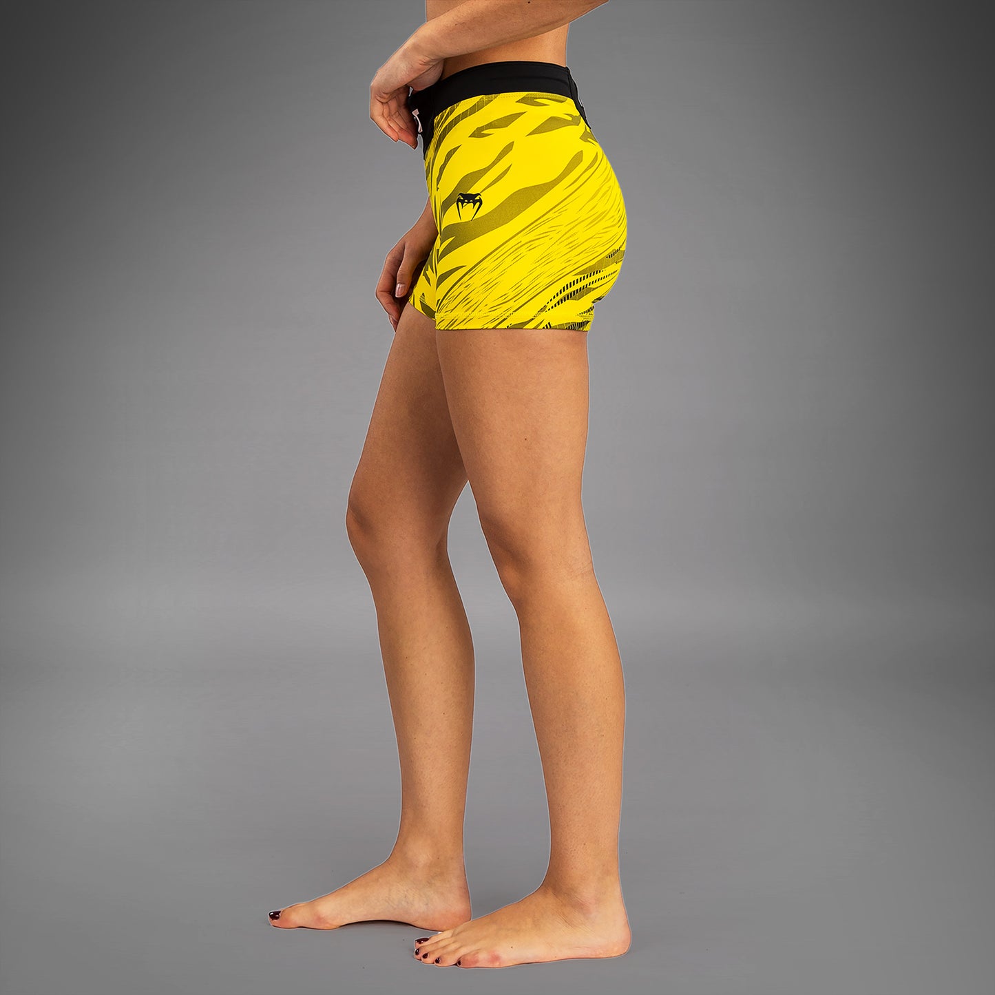 UFC Fusion by Venum Authentic Fight Night Vale Tudo Shorts para Mujer - Ajuste Corto - Amarillo