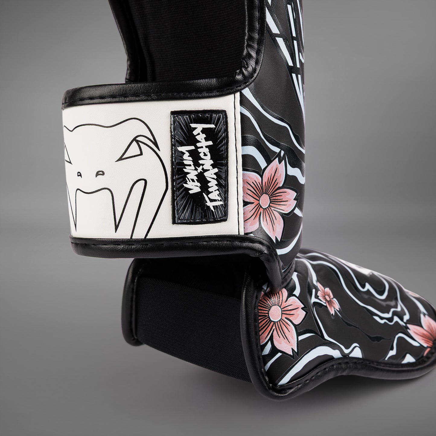 Venum x Tawanchay Espinilleras – Negro/Blanco