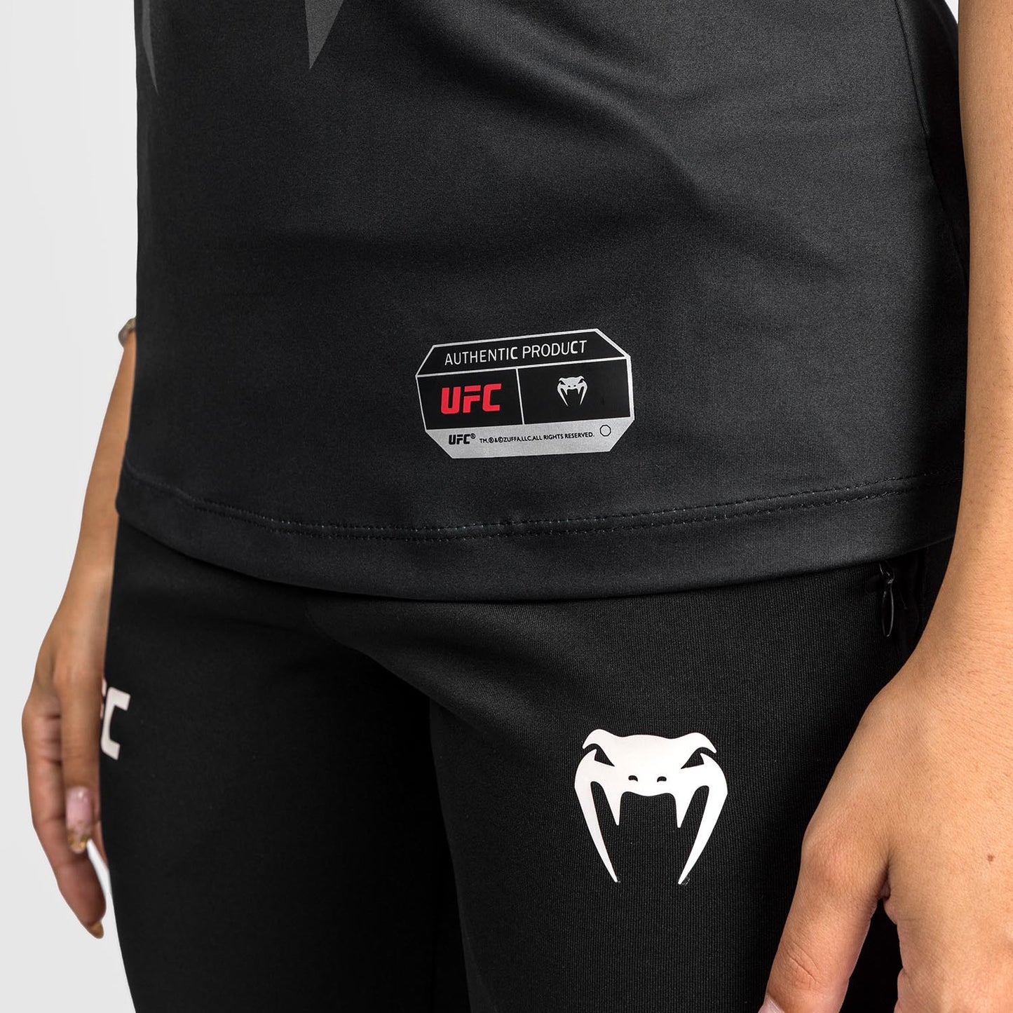 Camiseta UFC Venum Authentic Fight Night 2.0 Mujer - Blanco