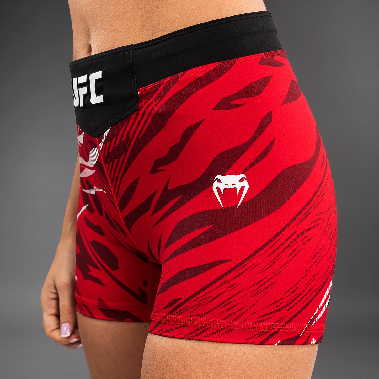 UFC Fusion by Venum Authentic Fight Night Vale Tudo Shorts para Mujer - Ajuste Corto - Rojo