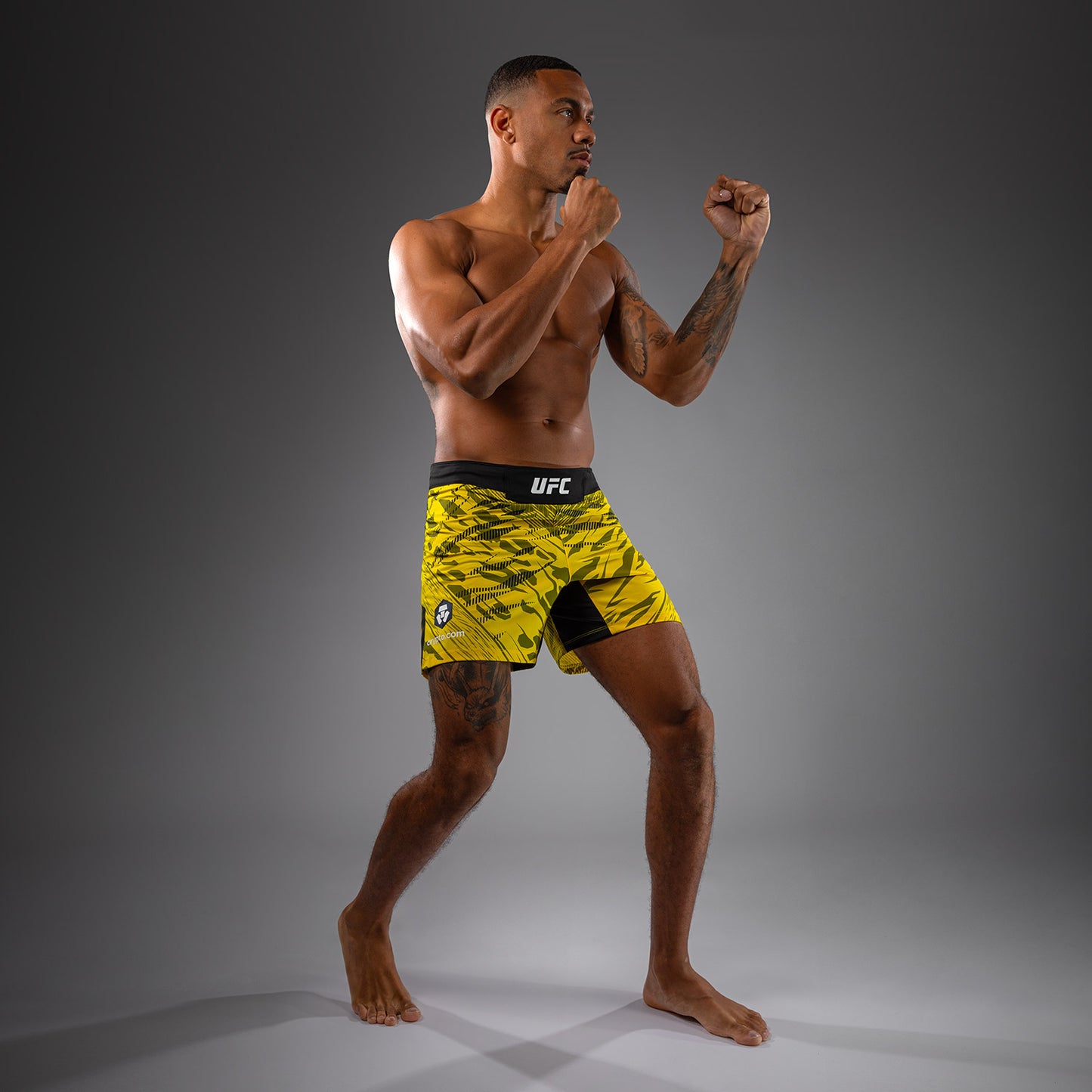 UFC Fusion by Venum Authentic Fight Night Shorts de Lucha para Hombre - Ajuste Corto - Amarillo