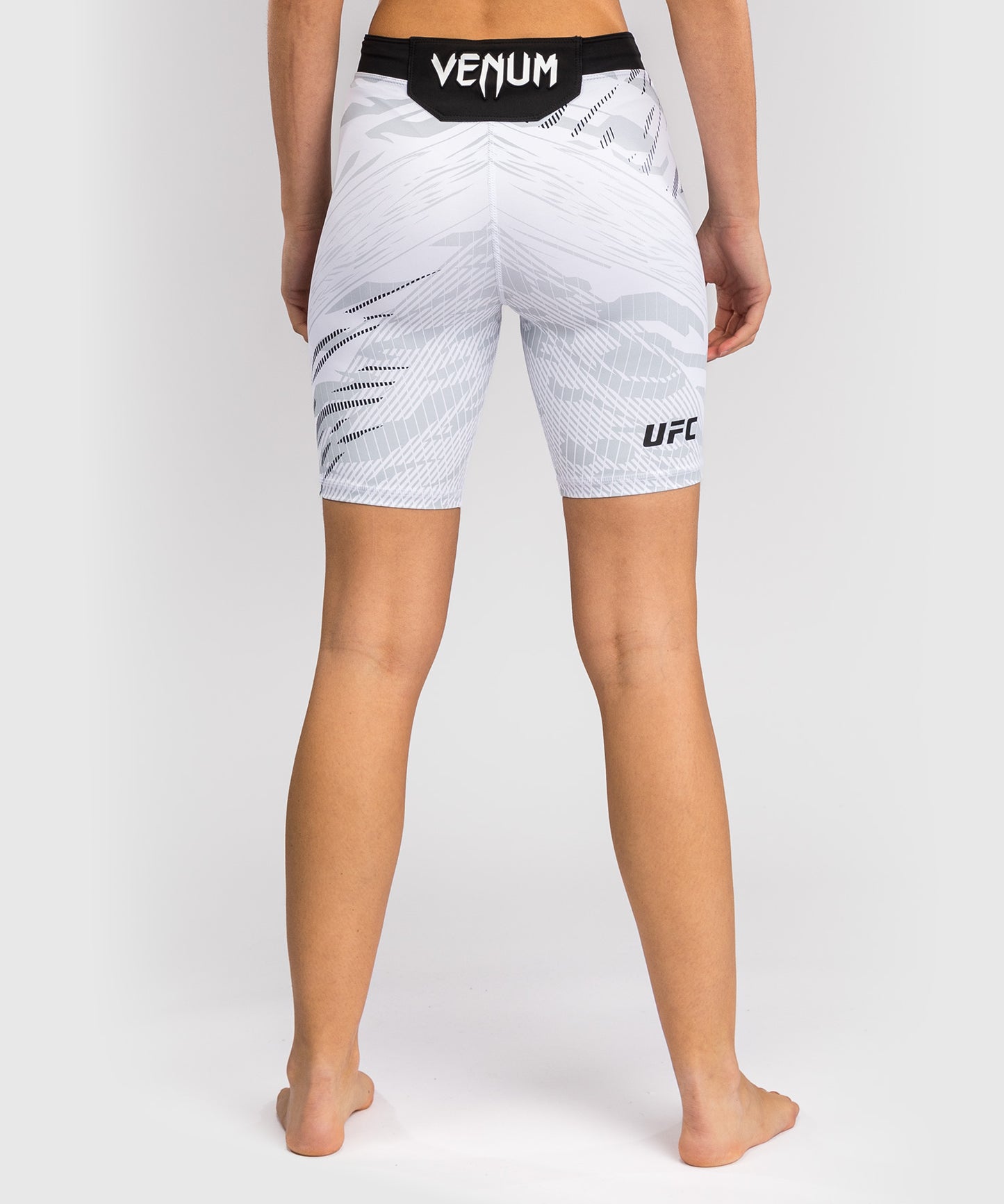 UFC Fusion by Venum Authentic Fight Night Vale Tudo Shorts para Mujer - Ajuste Largo - Blanco