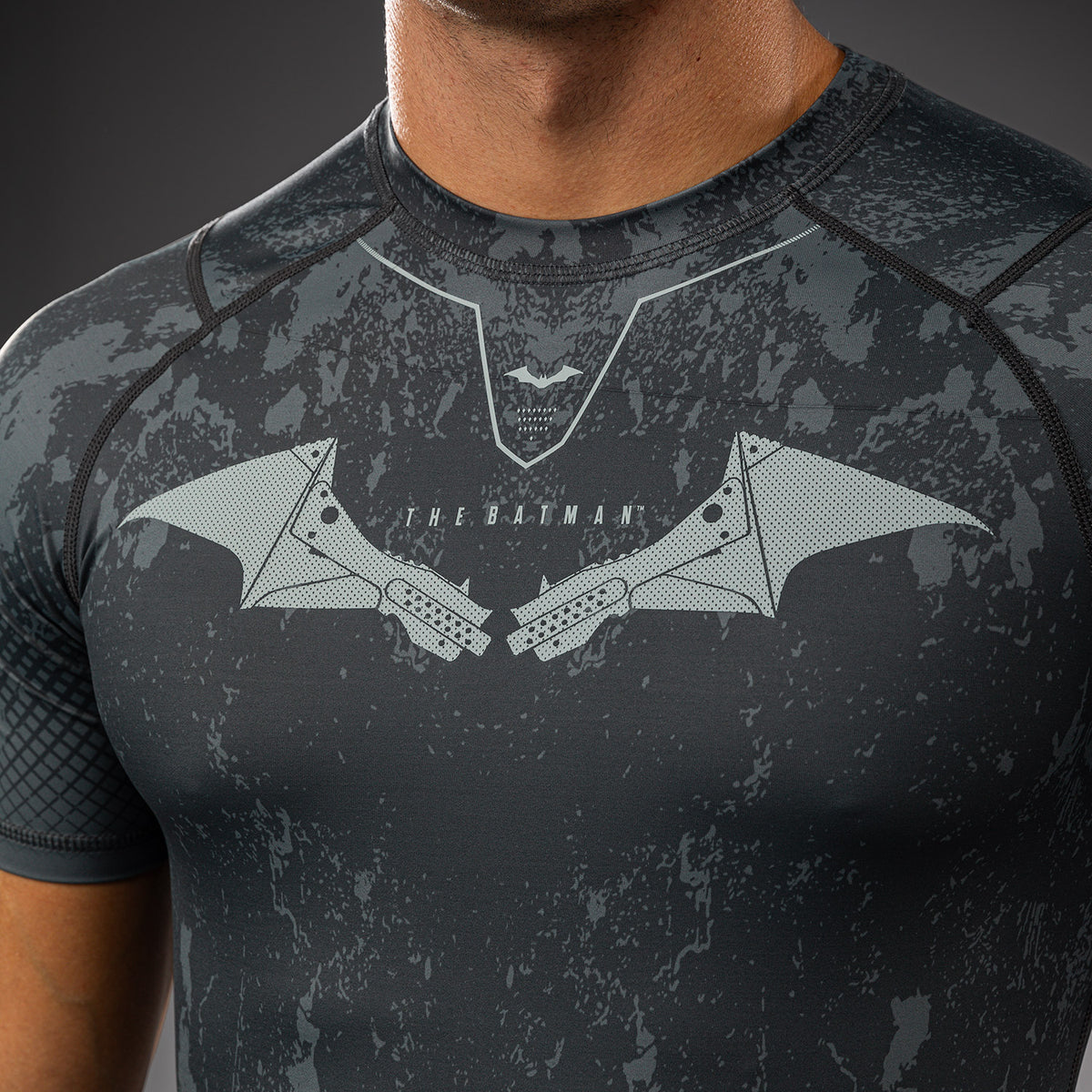 Venum x Batman Rashguard de manga corta - Gris