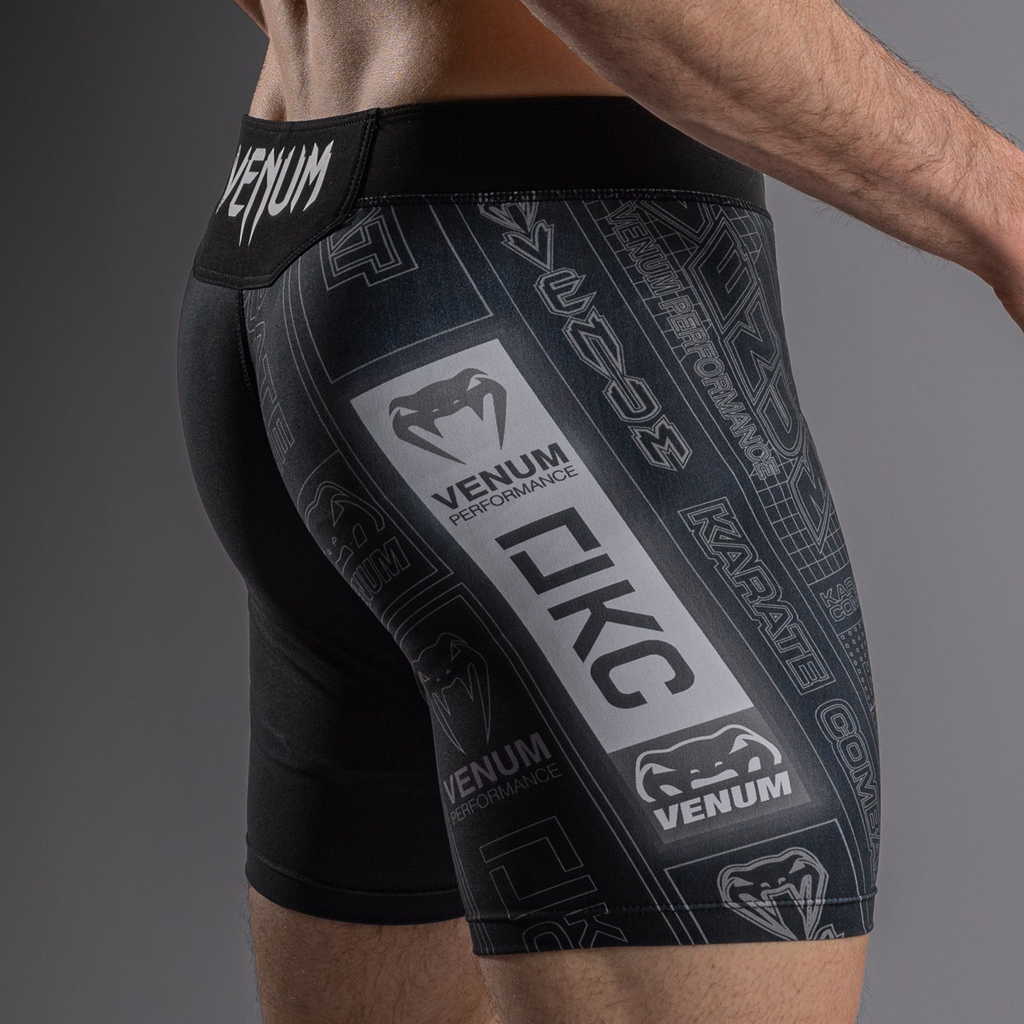 Karate Combat by Venum Short de Compresión – Negro/Gris