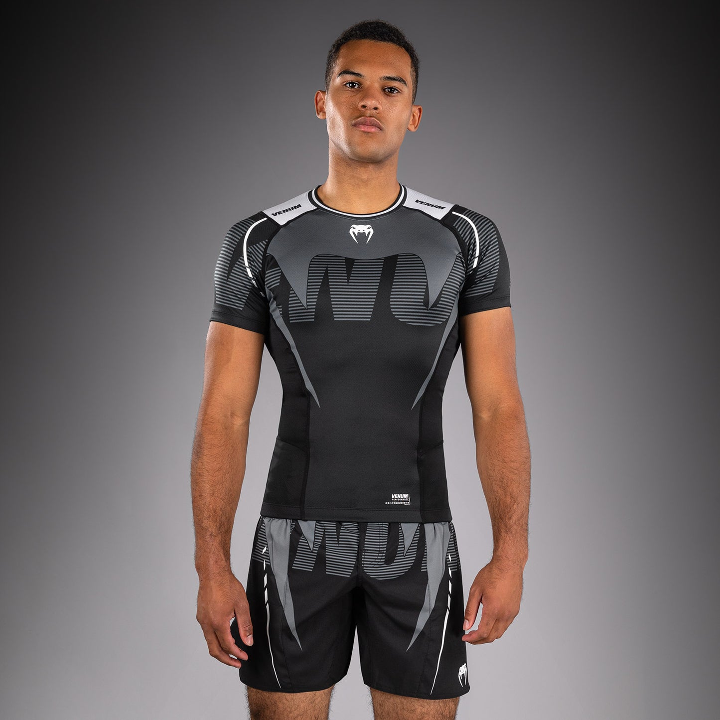 Venum Adrenaline Rashguard Manga Corta – Negro/Gris Plateado