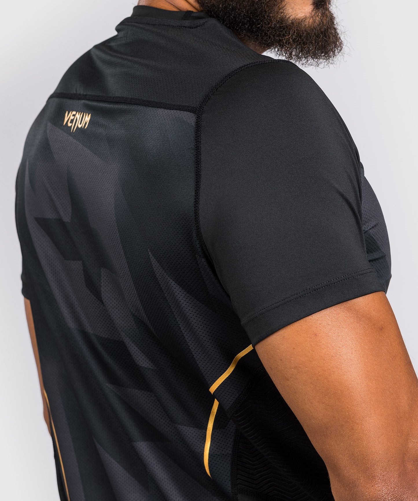 Camiseta Venum Razor Dry Tech - Negro/Oro