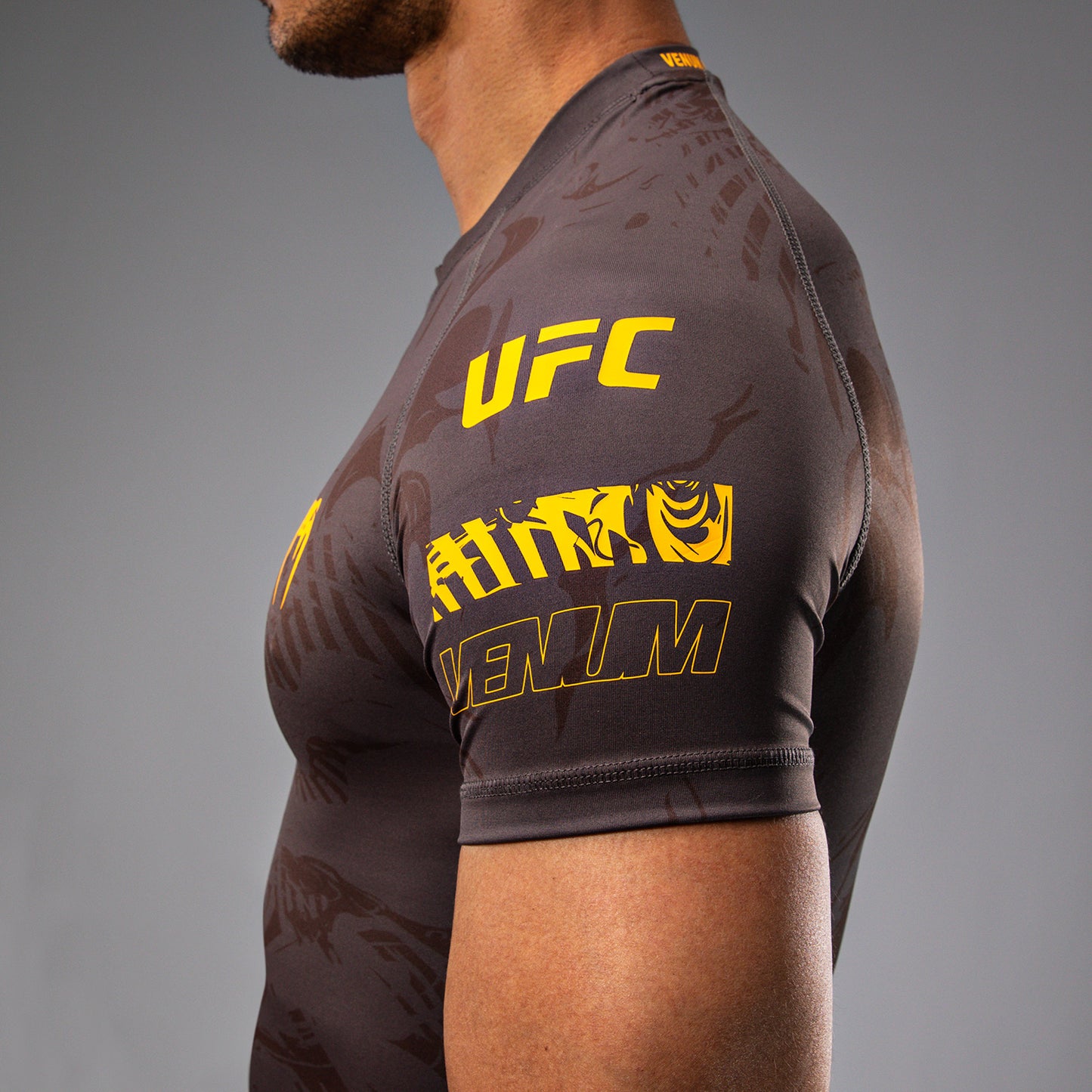 UFC Fusion by Venum Fight Week Rashguard de Manga Corta de Rendimiento para Hombre - Marrón tierra