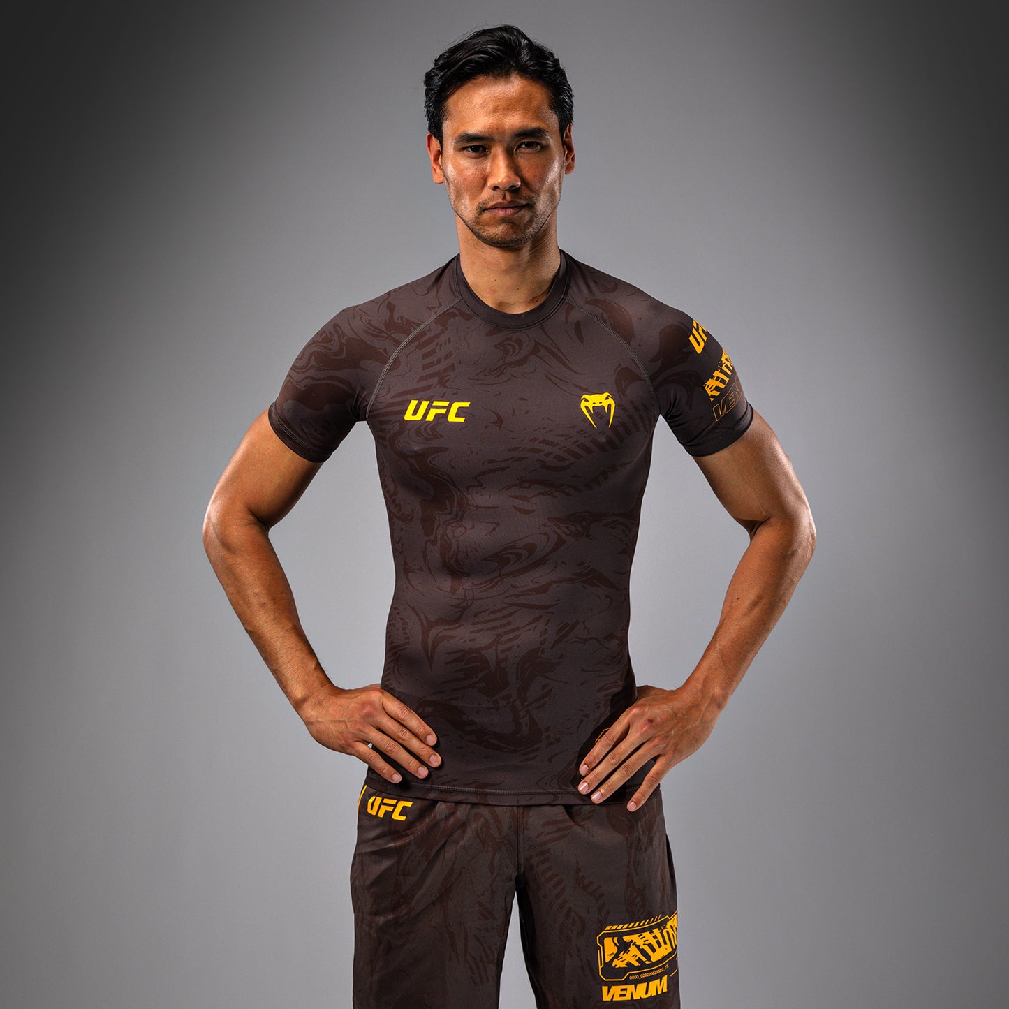 UFC Fusion by Venum Fight Week Rashguard de Manga Corta de Rendimiento para Hombre - Marrón tierra