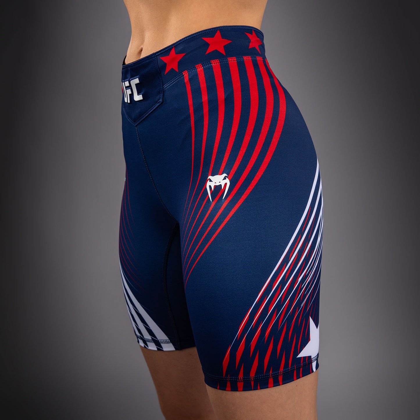 Official UFC Freedom 250 by Venum Authentic Vale Tudo Shorts de ajuste largo para mujer - Azul
